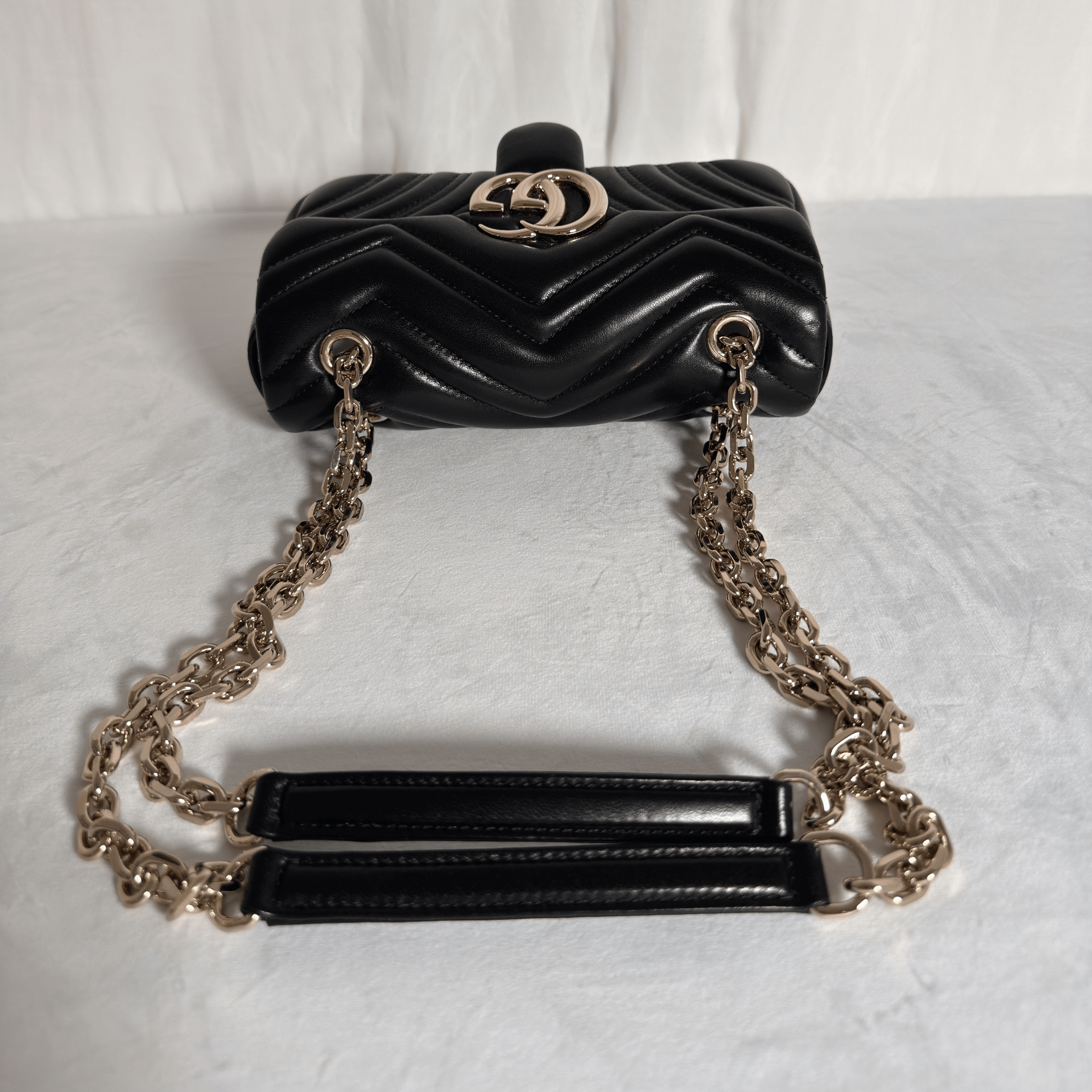 GUCCI - SAC GG MARMONT SMALL - CUIR MATELASSE CHEVRON NOIR - QUINCAILLERIE DOREE - La Belle Boutique