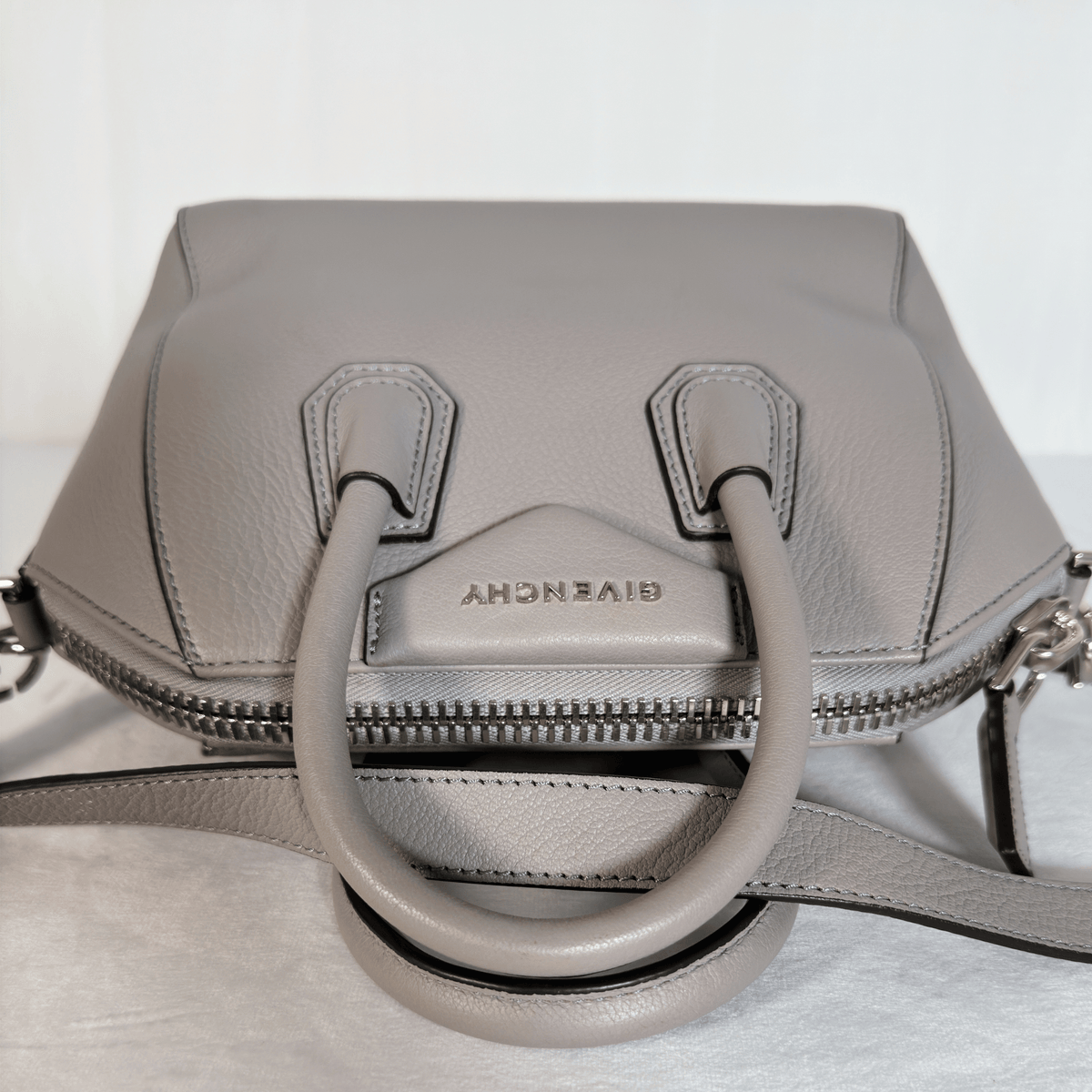 GIVENCHY - ANTIGONA MINI - CUIR GRAINE GRIS PERLE - BANDOULIERE AMOVIBLE