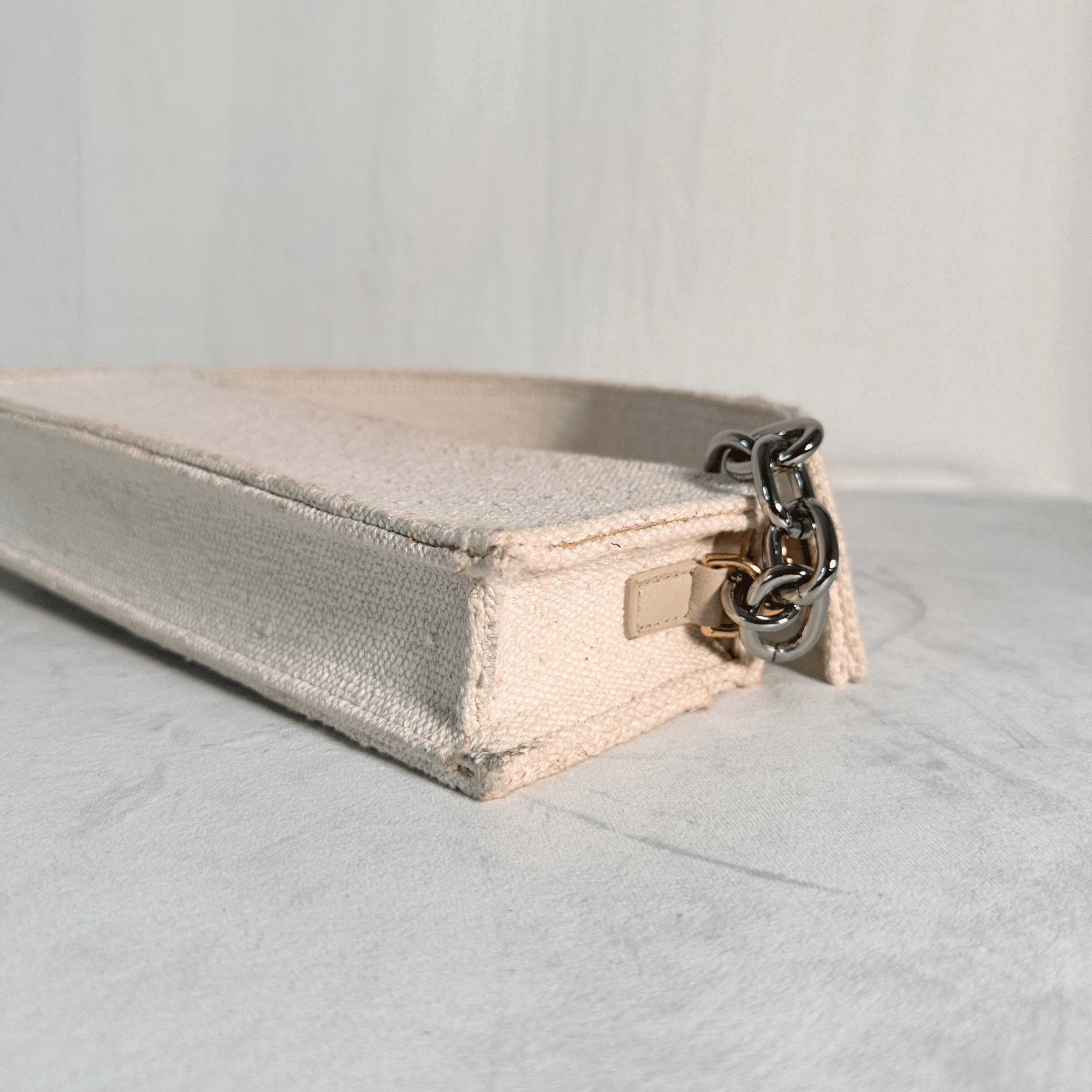 SAC JACQUEMUS LE CIUCIU – TOILE LIN ECRU ET CHAINE BICOLORE - La Belle Boutique