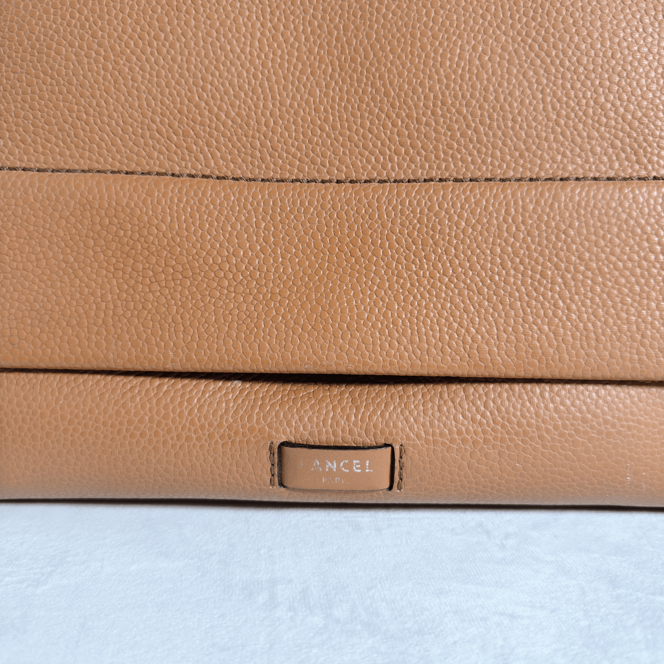 SAC LANCEL NINON - TAILLE M - CUIR GRAINE CAMEL - La Belle Boutique