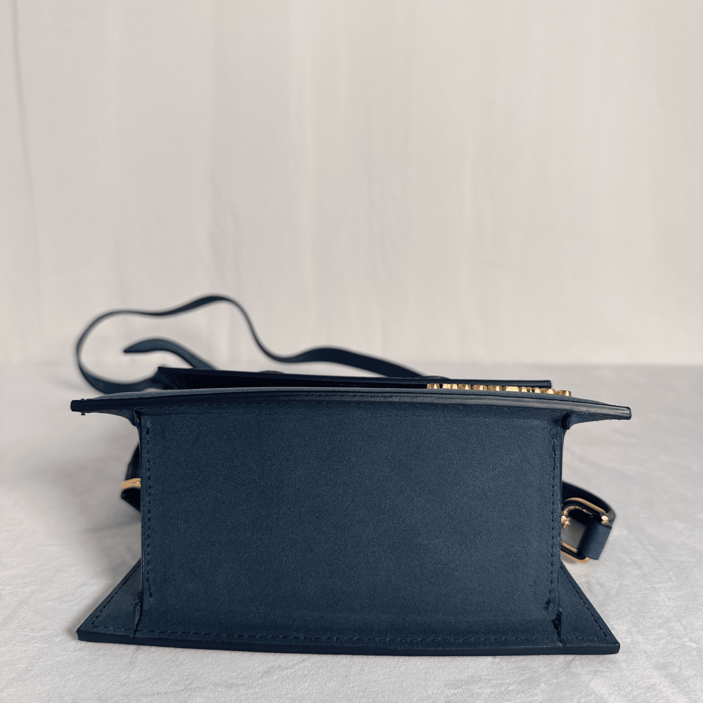 SAC JACQUEMUS LE CHIQUITO MOYEN EN CUIR LISSE BLEU MARINE - La Belle Boutique