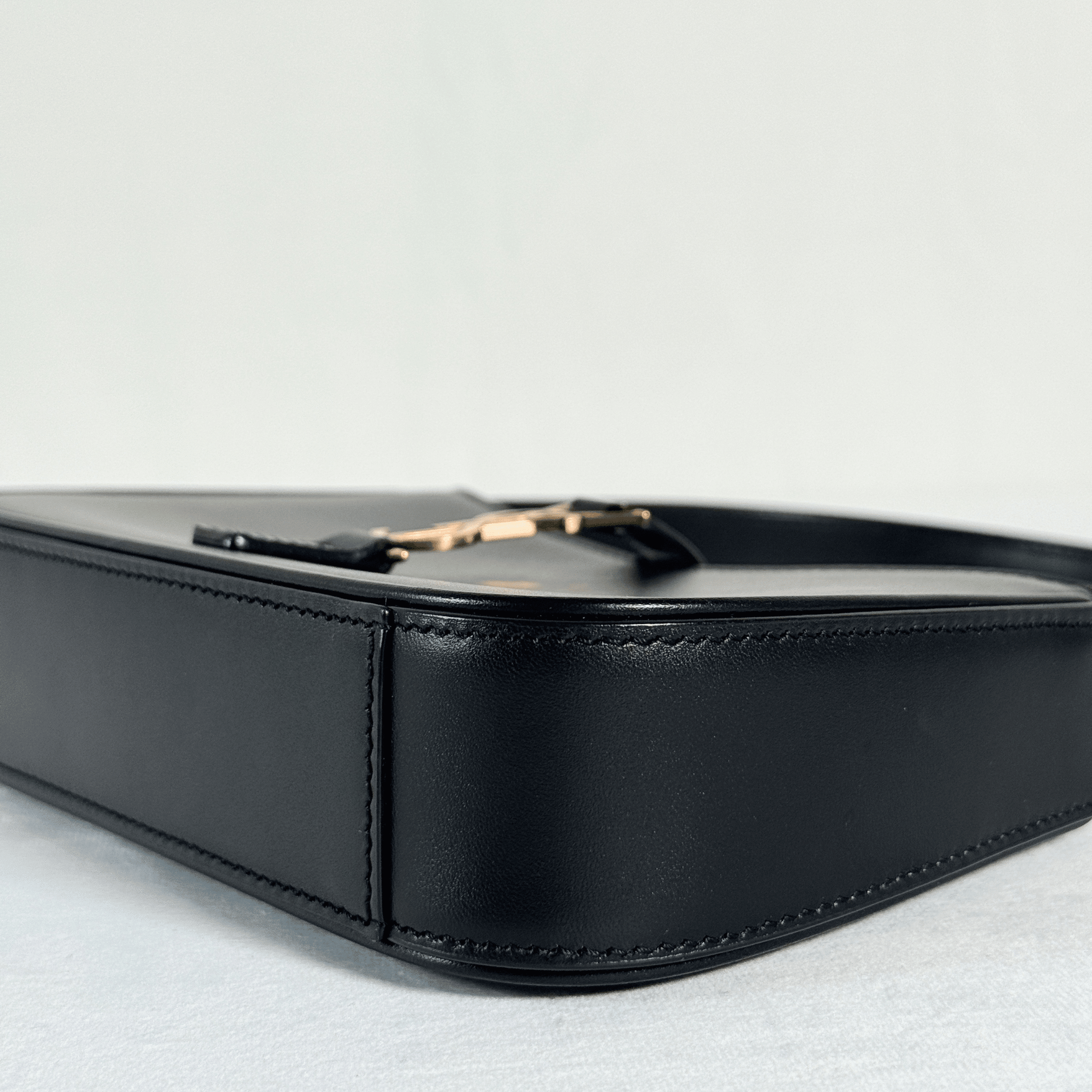 SAC A MAIN SAINT LAURENT LE 5 A 7 MINI - CUIR LISSE NOIR, CASSANDRE DOREE - La Belle Boutique