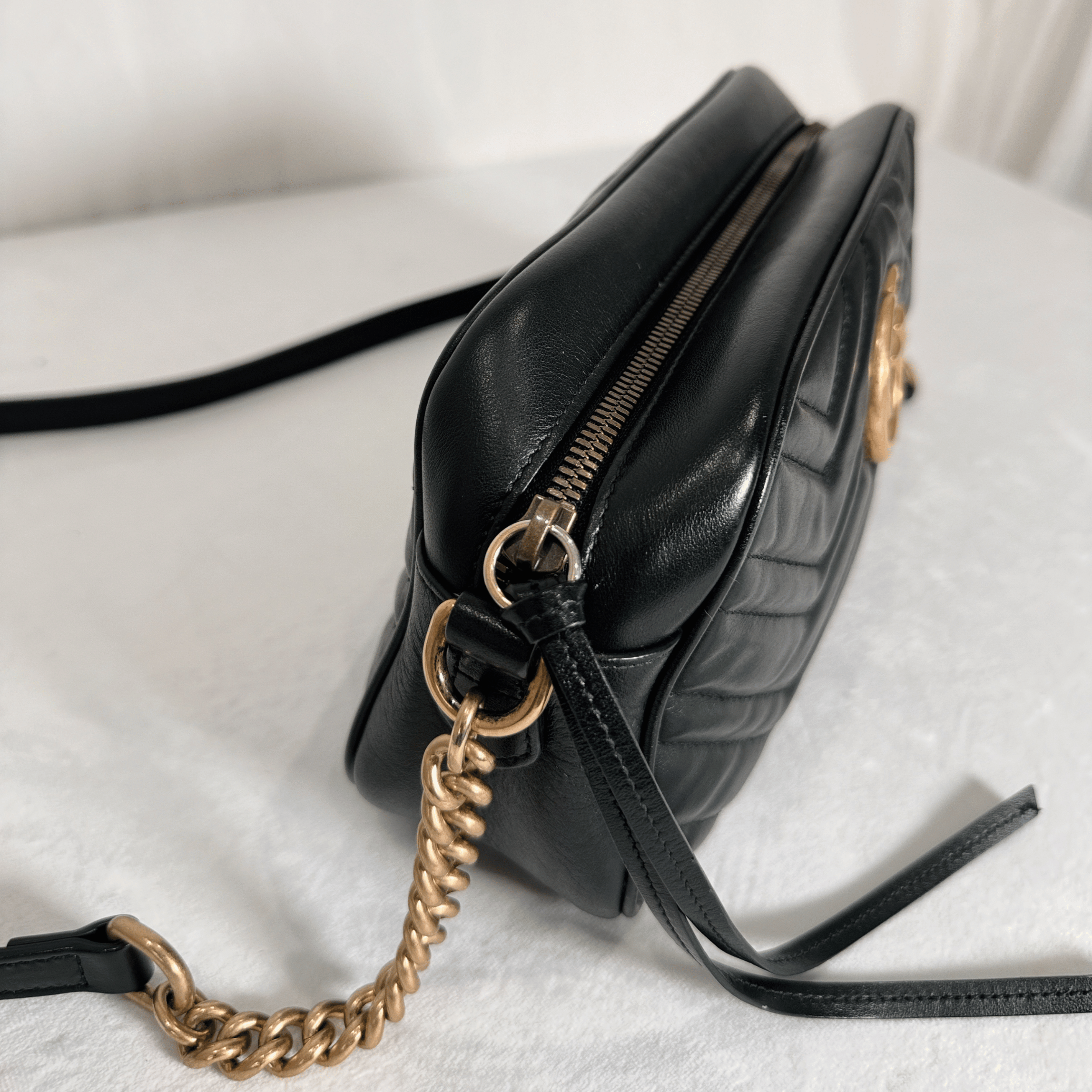 SAC GUCCI GG MARMONT CAMERA BAG SMALL EN CUIR MATELASSÉ NOIR