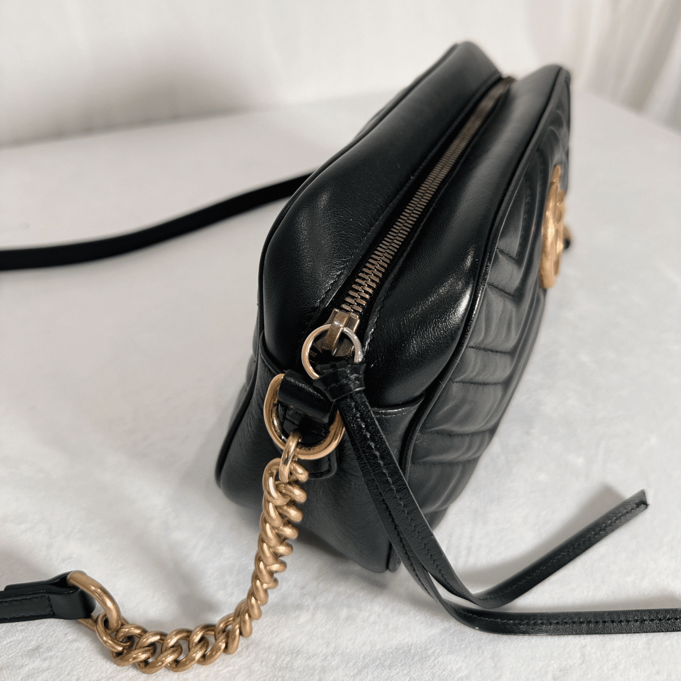 SAC GUCCI GG MARMONT CAMERA BAG SMALL EN CUIR MATELASSÉ NOIR - La Belle Boutique