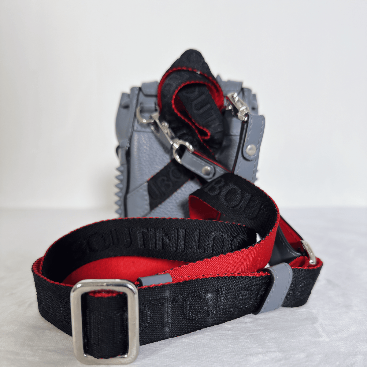 CHRISTIAN LOUBOUTIN - MINI SAC À DOS EXPLORAFUNK - CUIR GRAINE GRIS ET SPIKES - La Belle Boutique