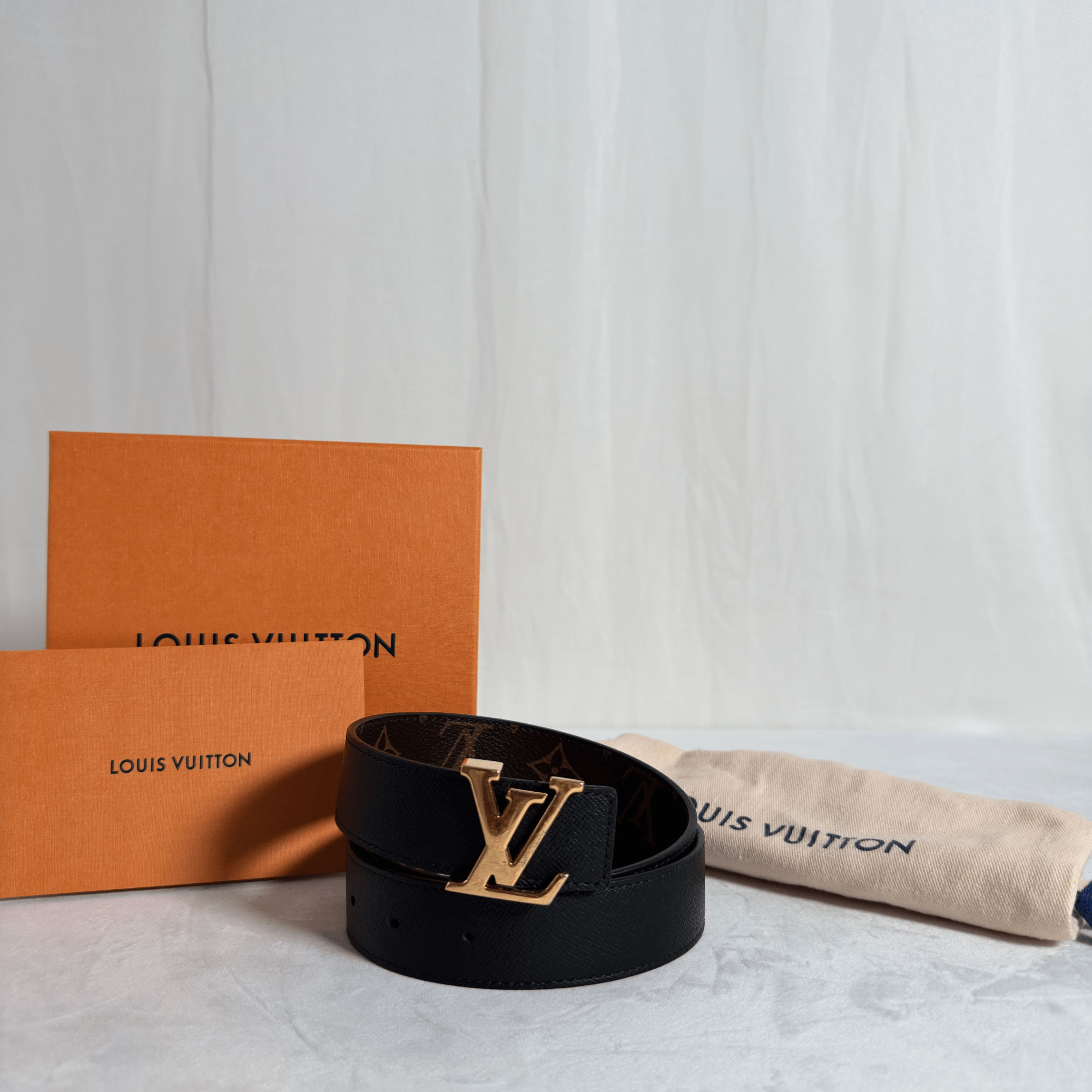 CEINTURE LOUIS VUITTON LV INITIALES REVERSIBLE 40 MM NOIR/MONOGRAM - La Belle Boutique