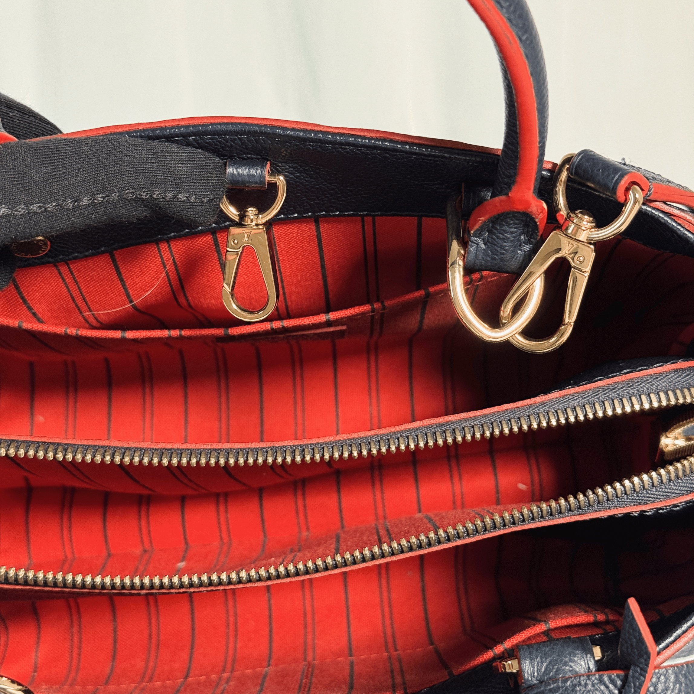 LOUIS VUITTON - SAC À MAIN MONTAIGNE BB - CUIR EMPREINTE MARINE - La Belle Boutique