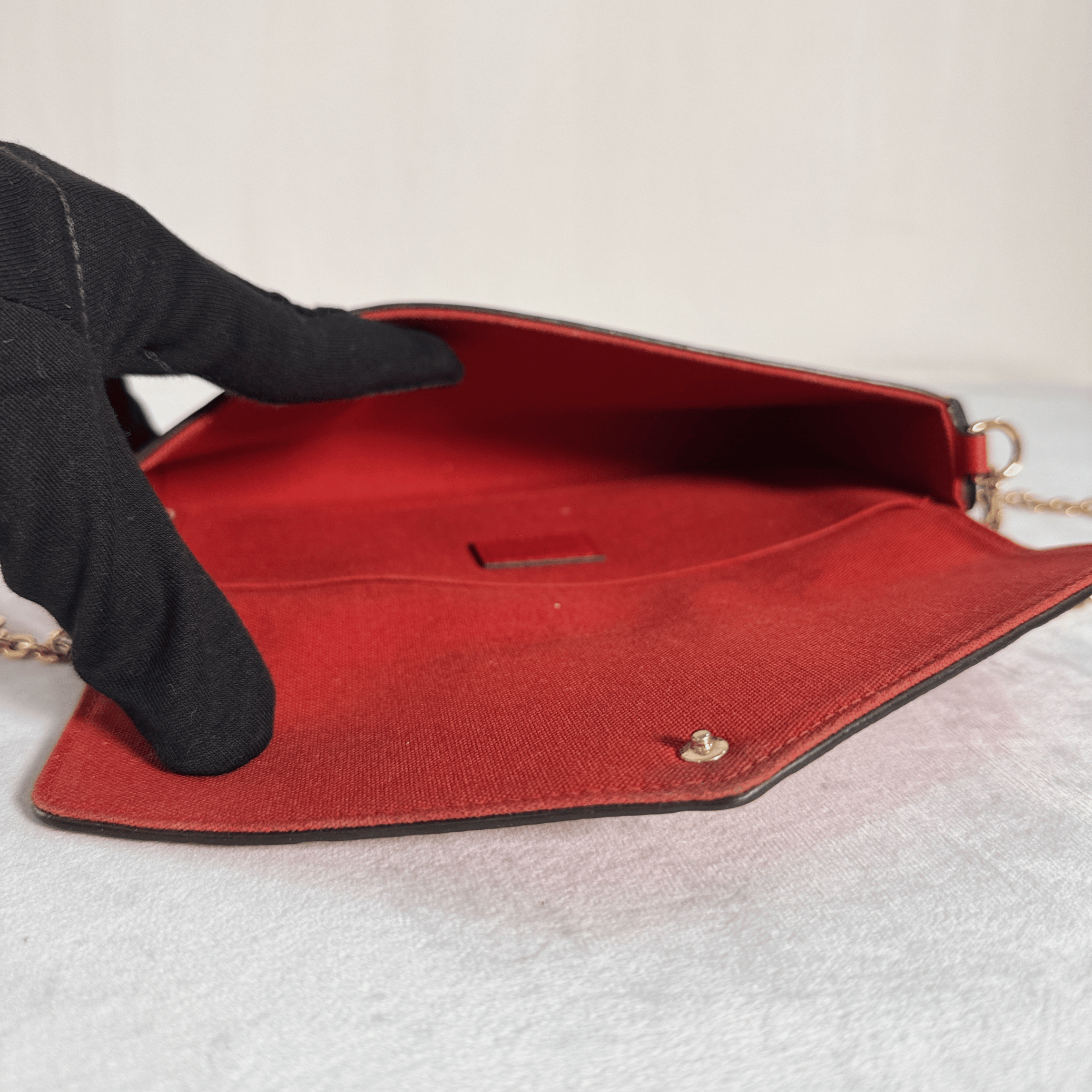 POCHETTE LOUIS VUITTON FELICIE – CUIR EMPREINTE ROUGE