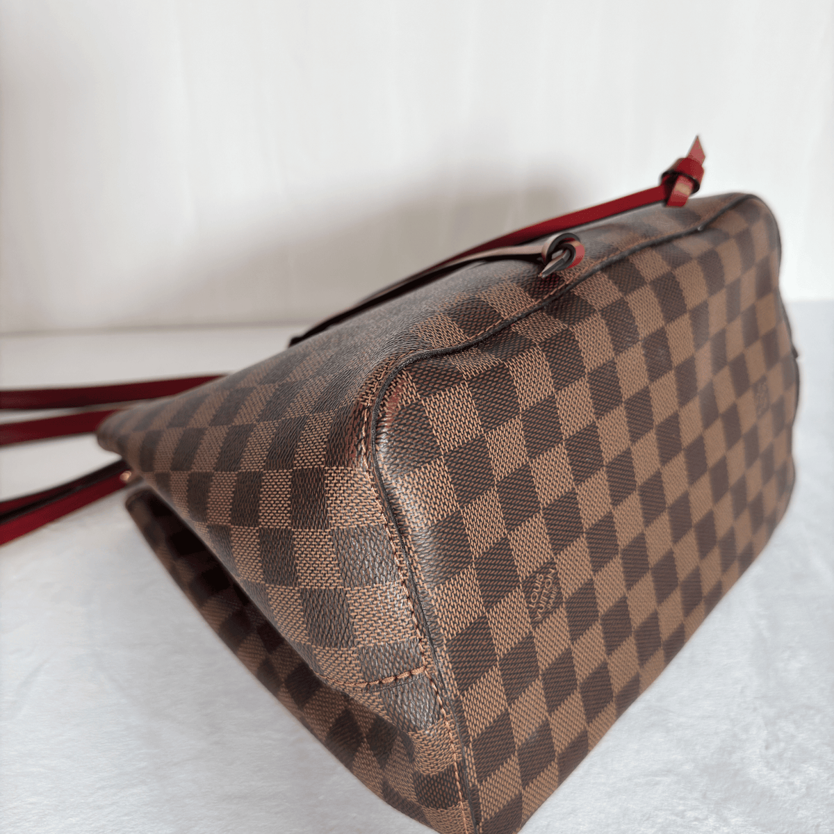 LOUIS VUITTON - NEO NOE MM - TOILE DAMIER EBENE - GARNITURE ROUGE - La Belle Boutique