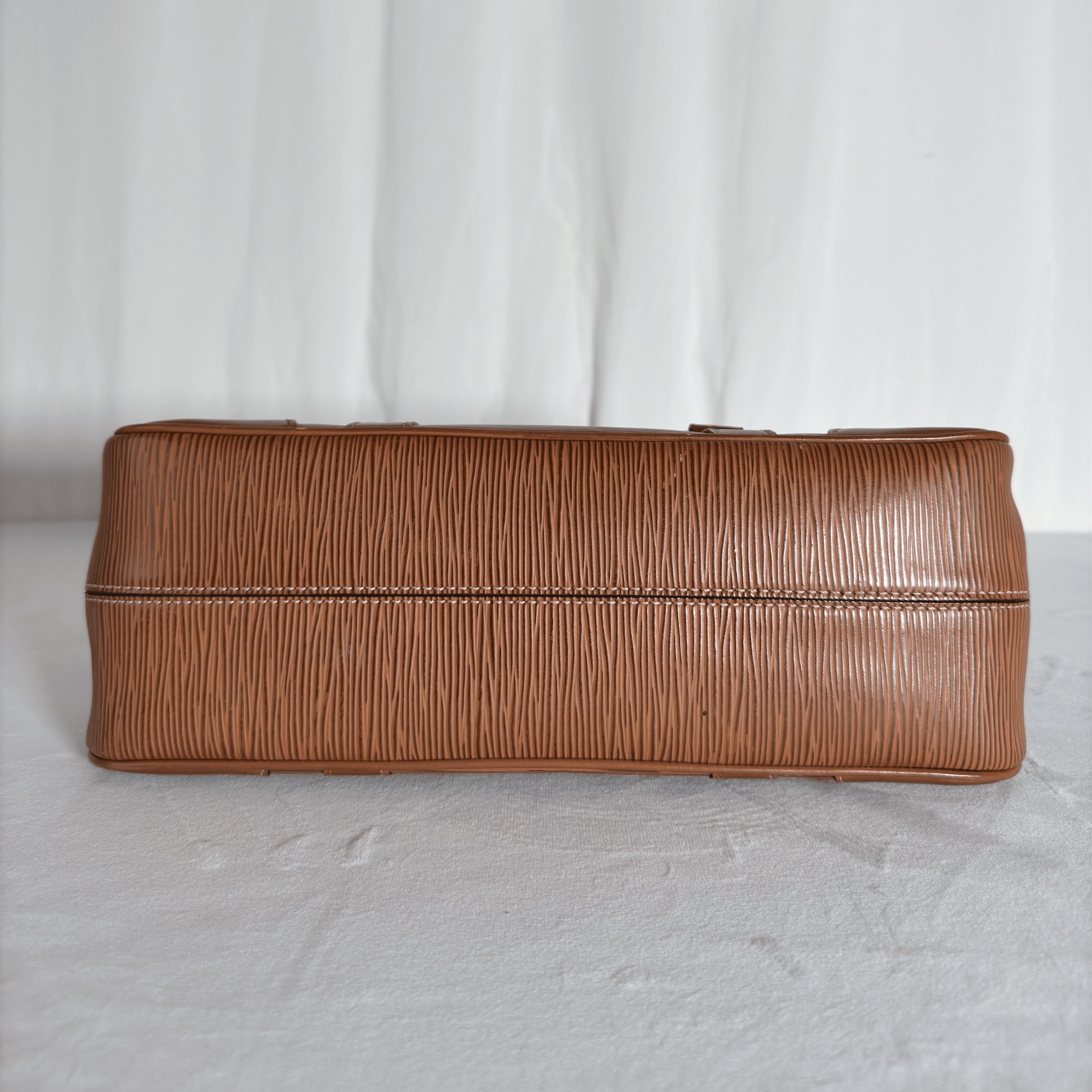 LOUIS VUITTON - SAC À MAIN SEGUR PM - CUIR ÉPI CANNELLE - La Belle Boutique