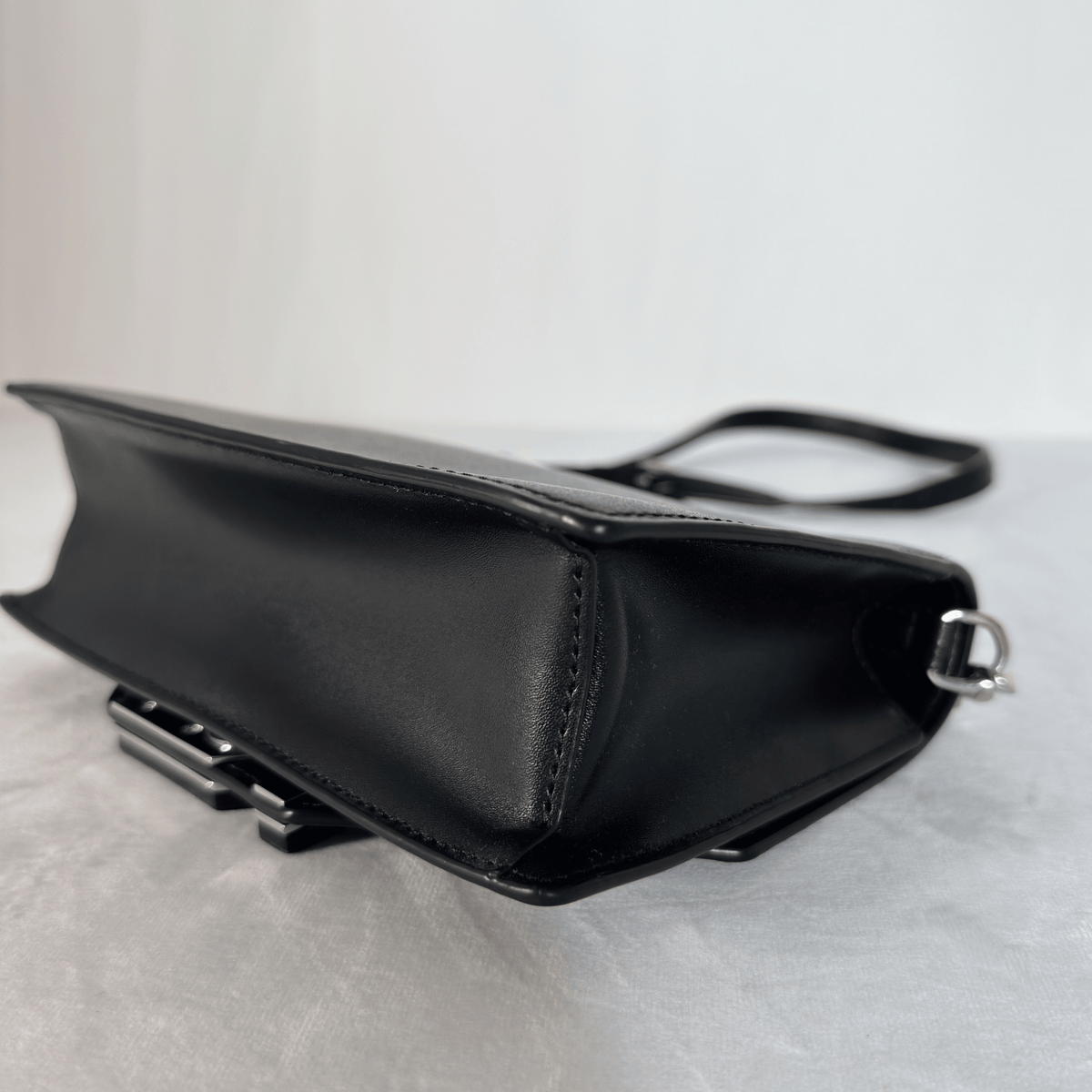KARL LAGERFELD - SAC BANDOULIERE - CUIR LISSE NOIR - LOGO KARL PAILLETE