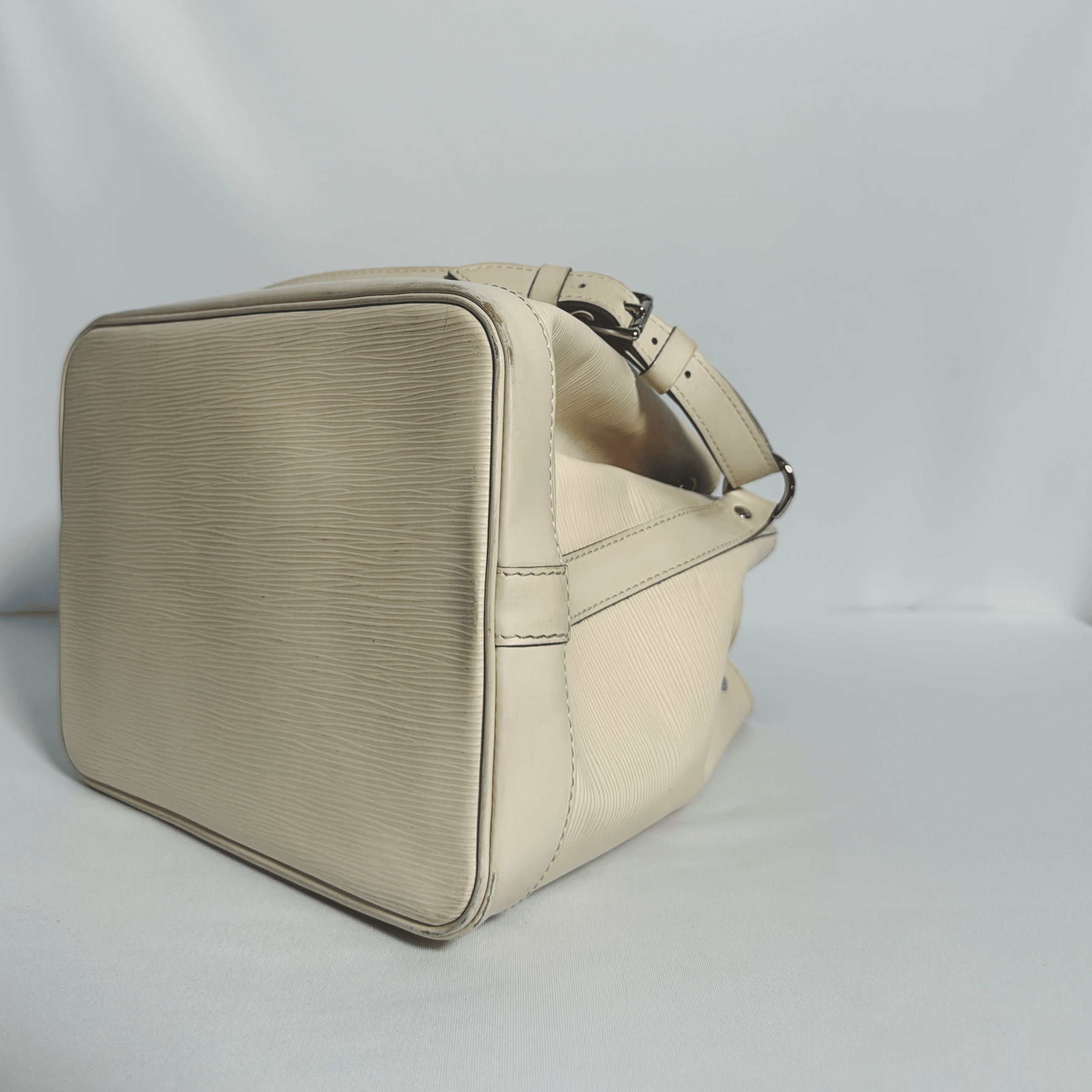 Louis Vuitton Noé GM en cuir Épi beige vanille vintage - La Belle Boutique