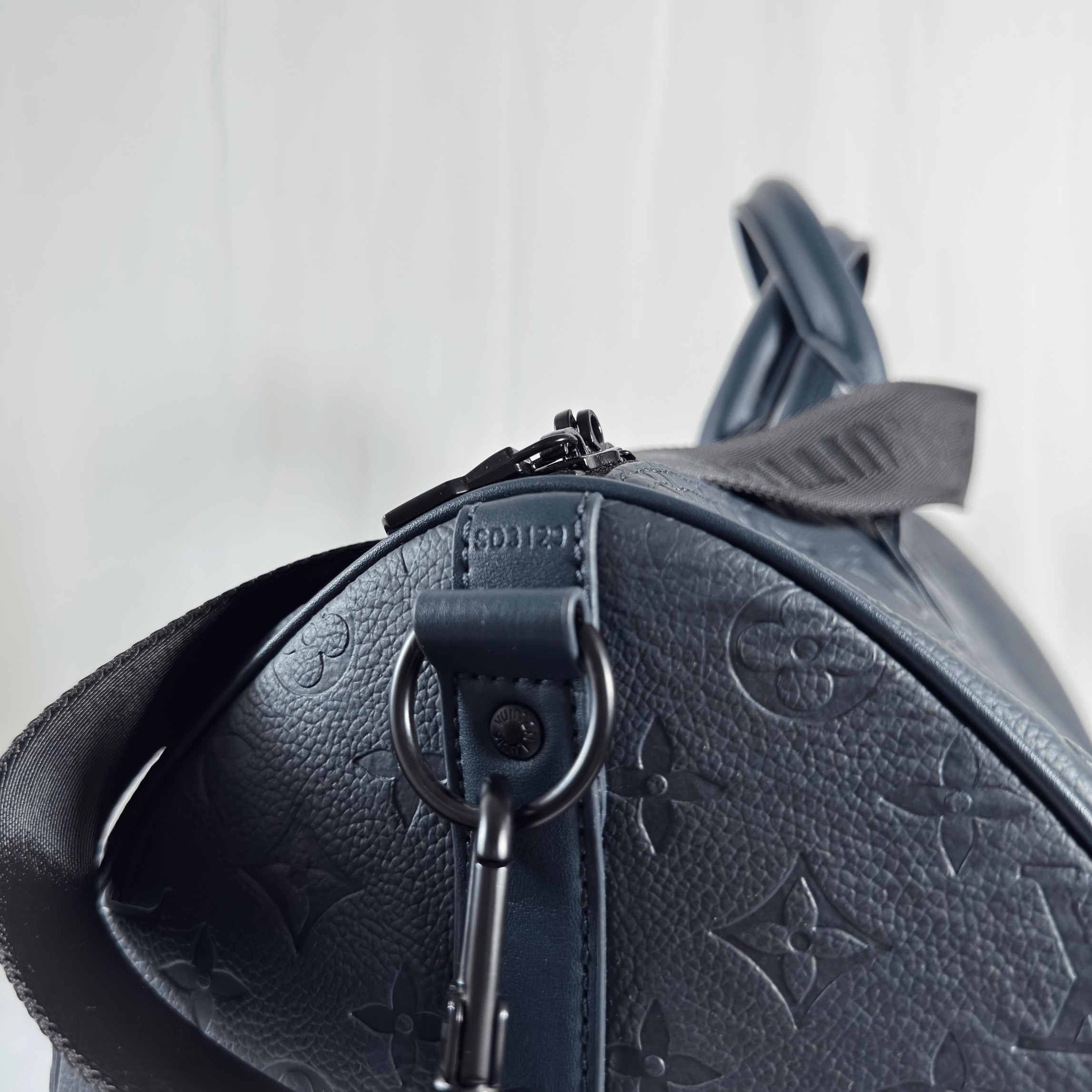 SAC DE VOYAGE LOUIS VUITTON KEEPALL BANDOULIERE 50 - CUIR MONOGRAM SHADOW M14840 - La Belle Boutique