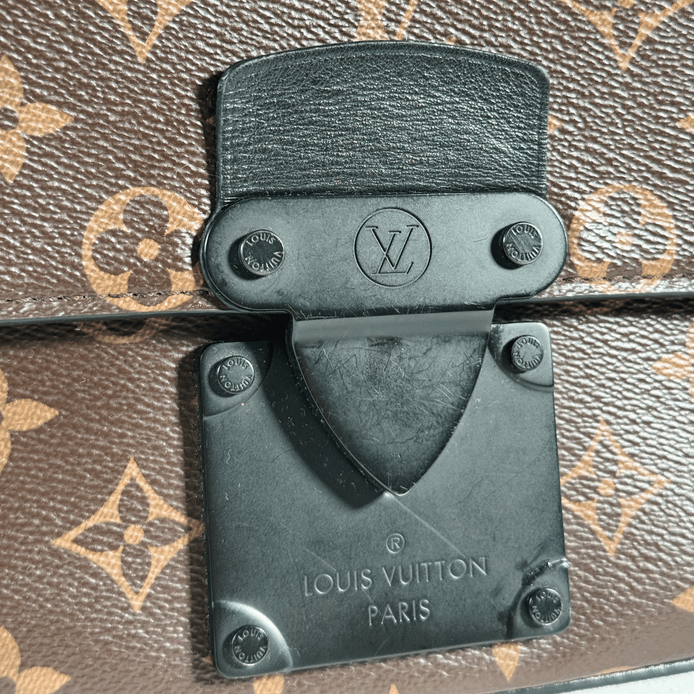 LOUIS VUITTON - S LOCK MESSENGER - TOILE MONOGRAM MACASSAR - La Belle Boutique