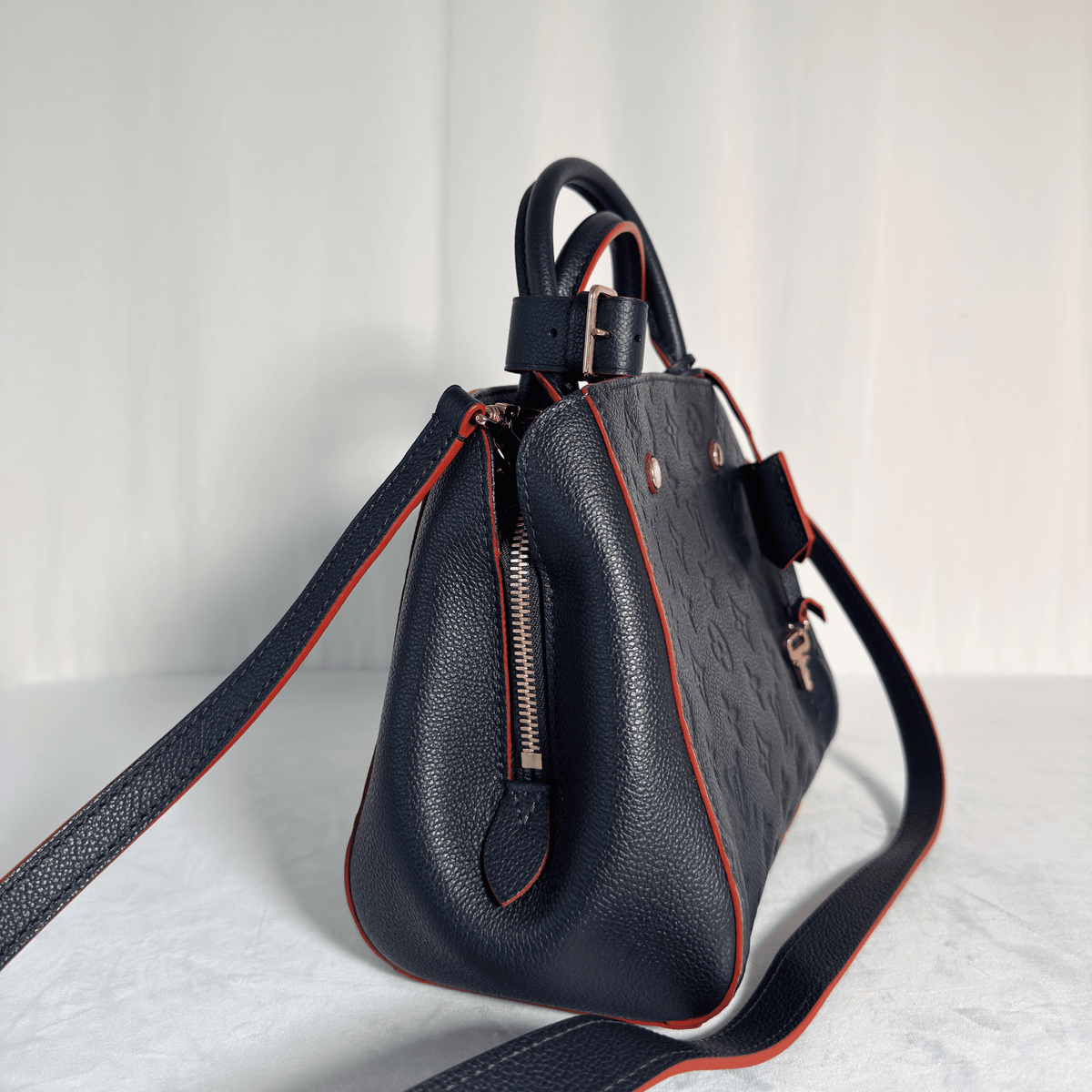 LOUIS VUITTON - SAC À MAIN MONTAIGNE BB - CUIR EMPREINTE MARINE - La Belle Boutique