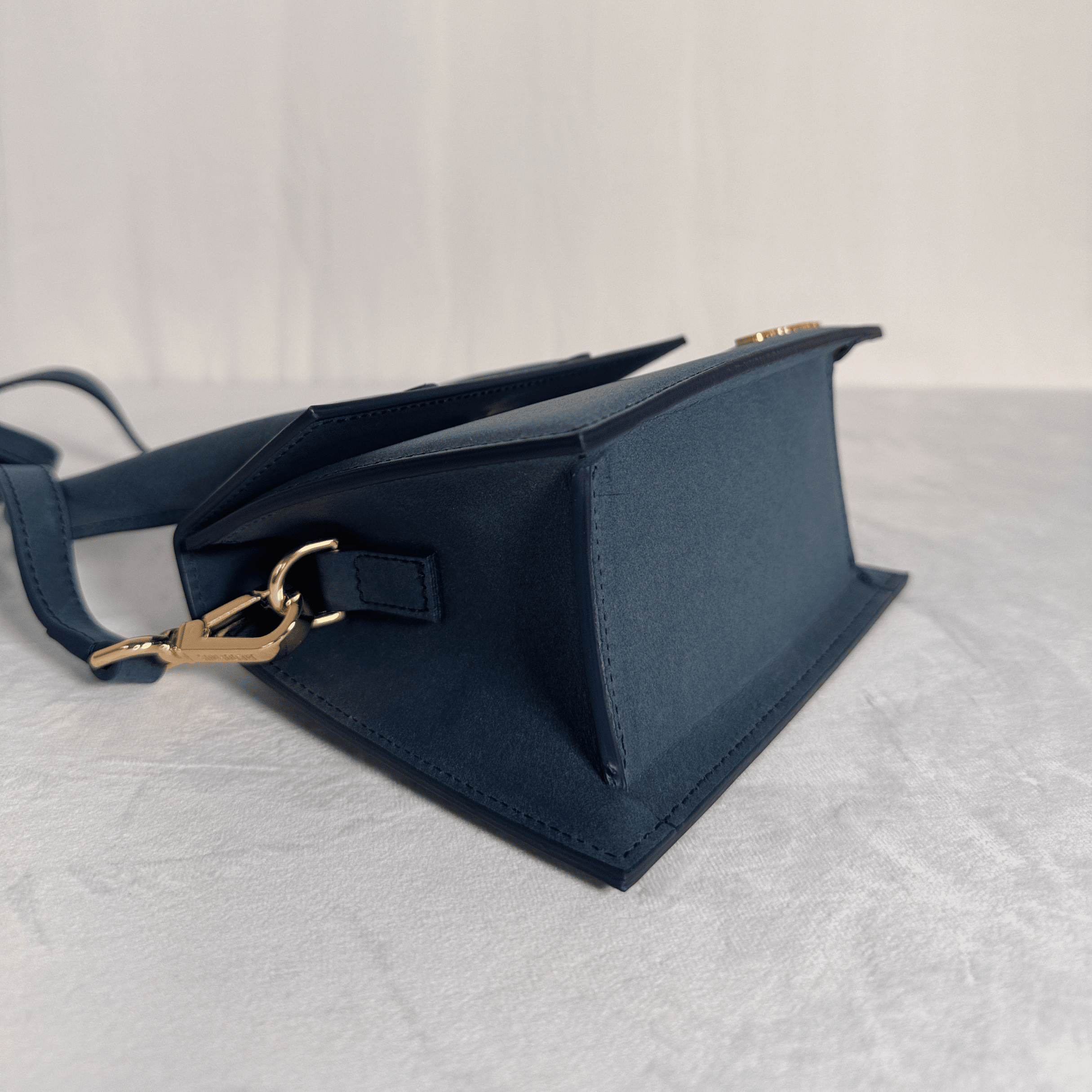 SAC JACQUEMUS LE CHIQUITO MOYEN EN CUIR LISSE BLEU MARINE - La Belle Boutique