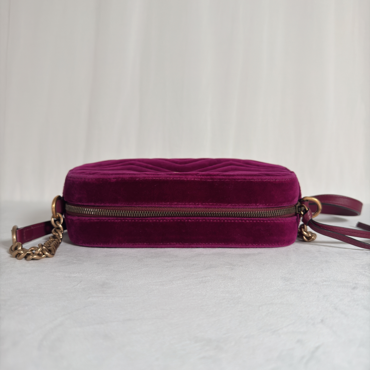 GUCCI - GG MARMONT CAMERA SMALL - VELOURS MATELASSÉ FUCHSIA