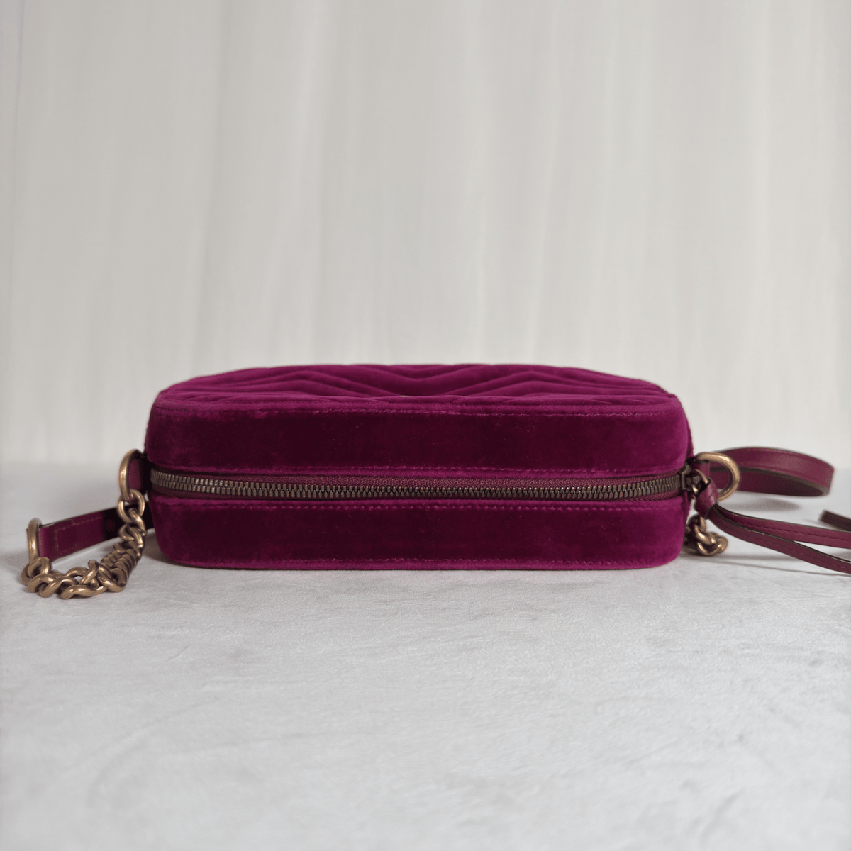 GUCCI - GG MARMONT CAMERA SMALL - VELOURS MATELASSÉ FUCHSIA - La Belle Boutique