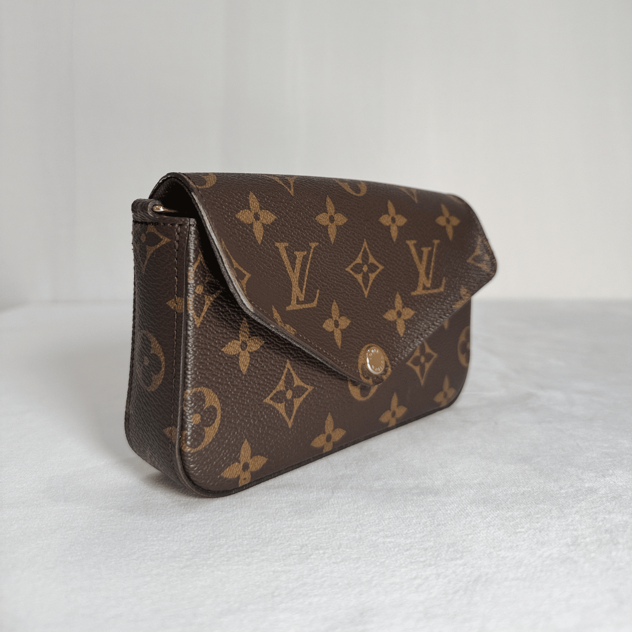 POCHETTE LOUIS VUITTON FÉLICIE STRAP & GO EN TOILE MONOGRAMME — KAKI - La Belle Boutique