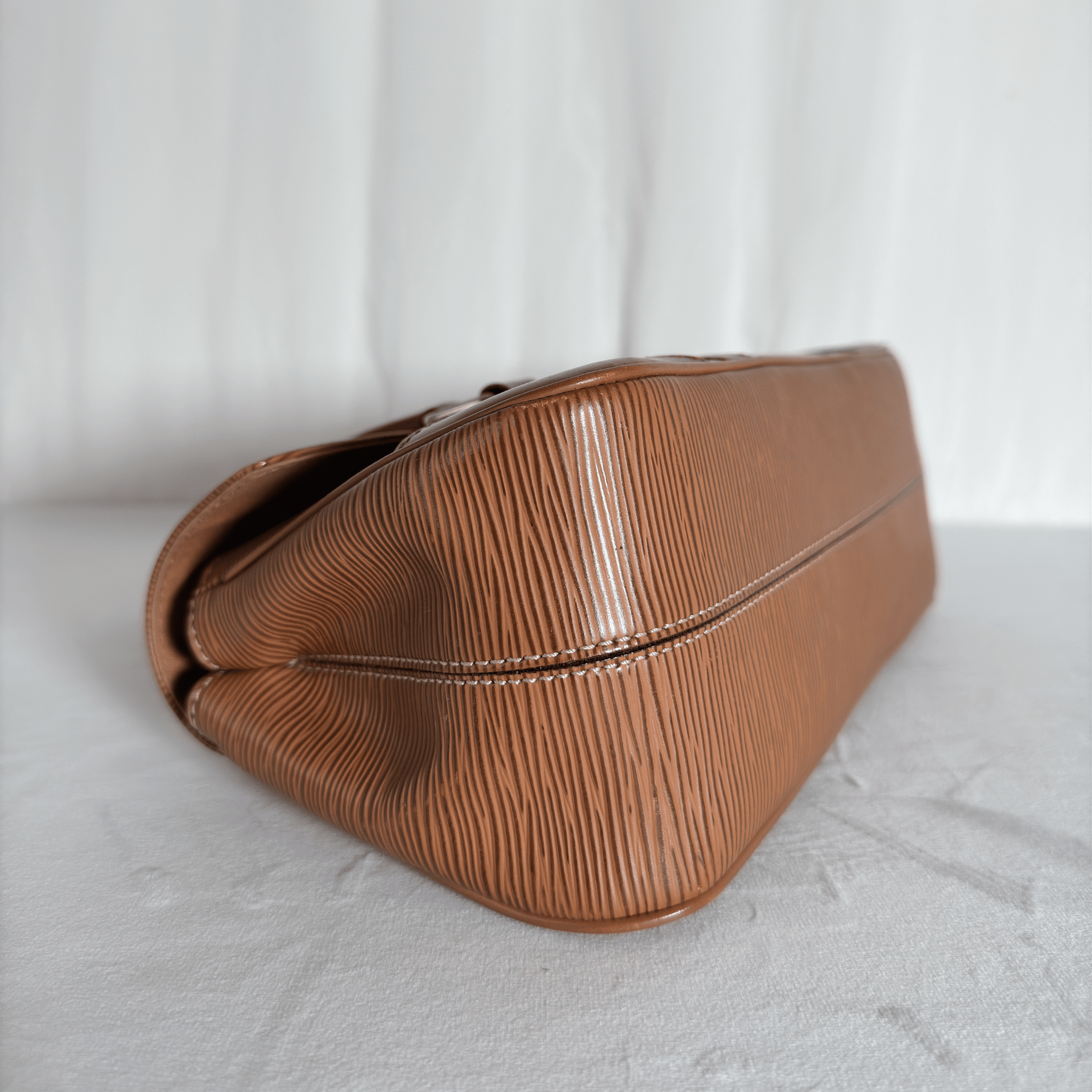 LOUIS VUITTON - SAC À MAIN SEGUR PM - CUIR ÉPI CANNELLE - La Belle Boutique