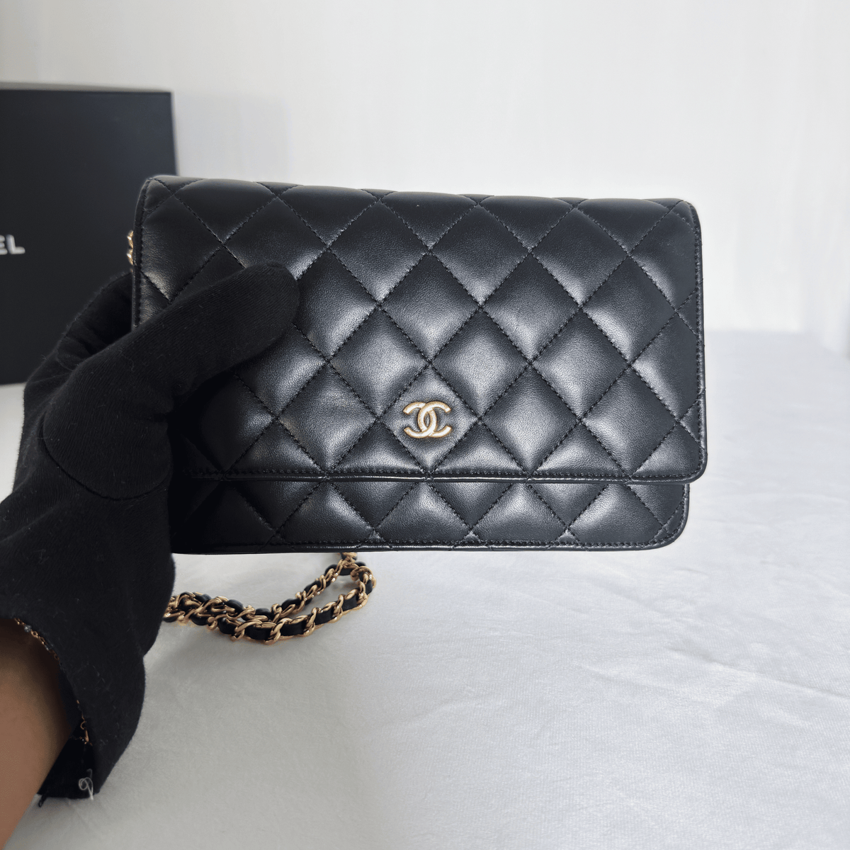 CHANEL - WALLET ON CHAIN CLASSIQUE - CUIR D'AGNEAU MATELASSÉ NOIR - La Belle Boutique