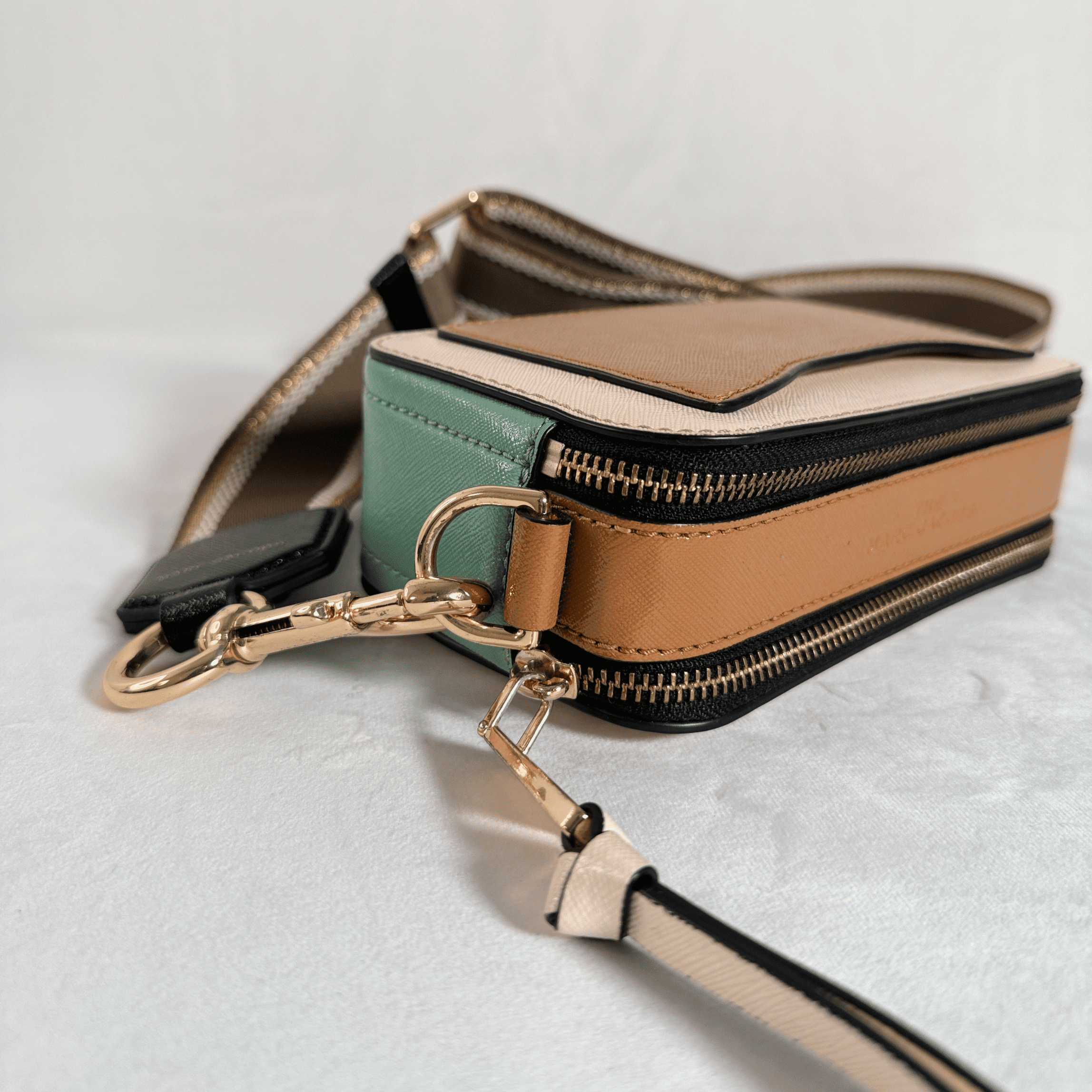 SAC MARC JACOBS THE SNAPSHOT – CUIR SAFFIANO TRICOLORE ROSE POUDRE/ VERT MENTHE / CAMEL - La Belle Boutique