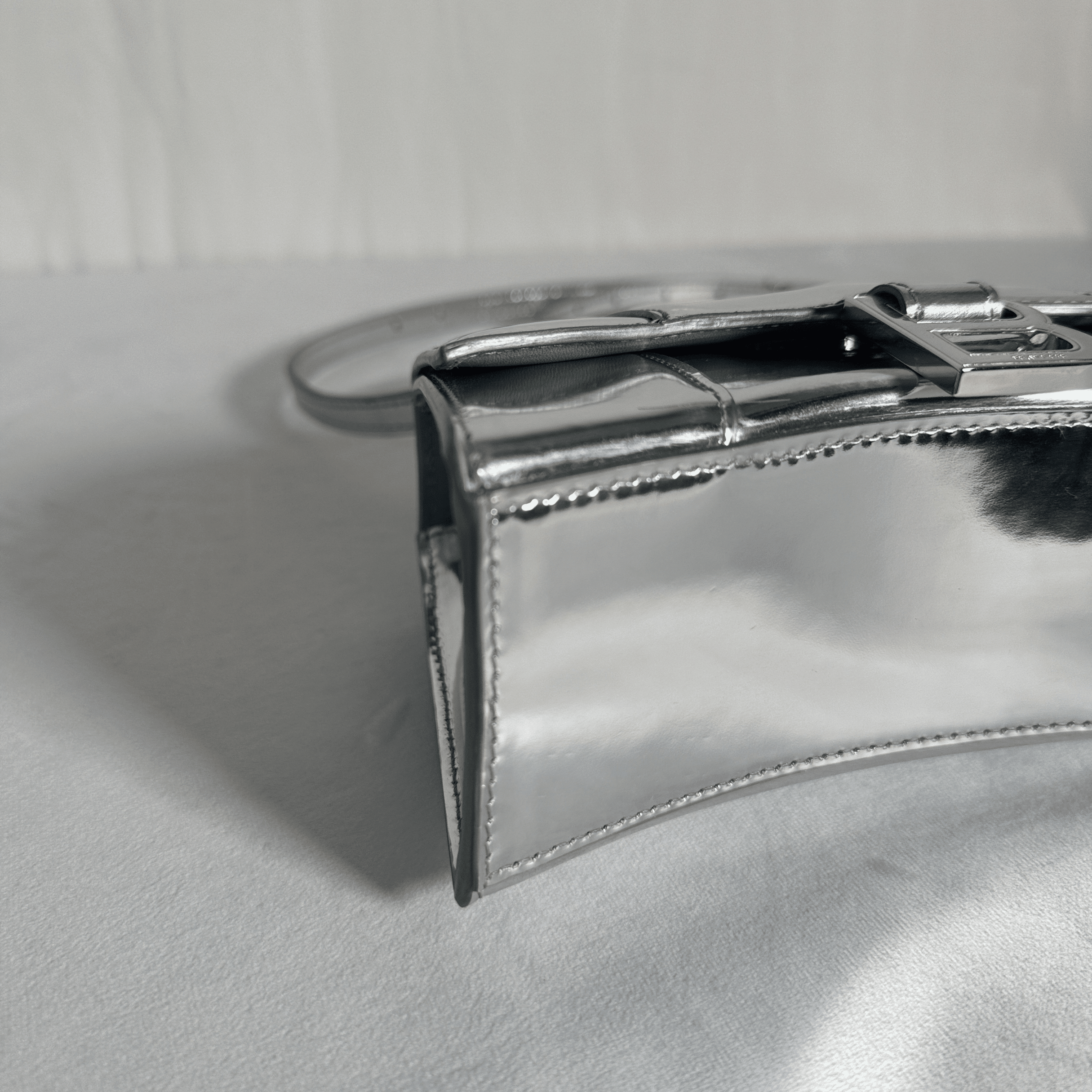 SAC BALENCIAGA HOURGLASS XS EN CUIR DE VEAU EFFET MIROIR ARGENTÉ - La Belle Boutique