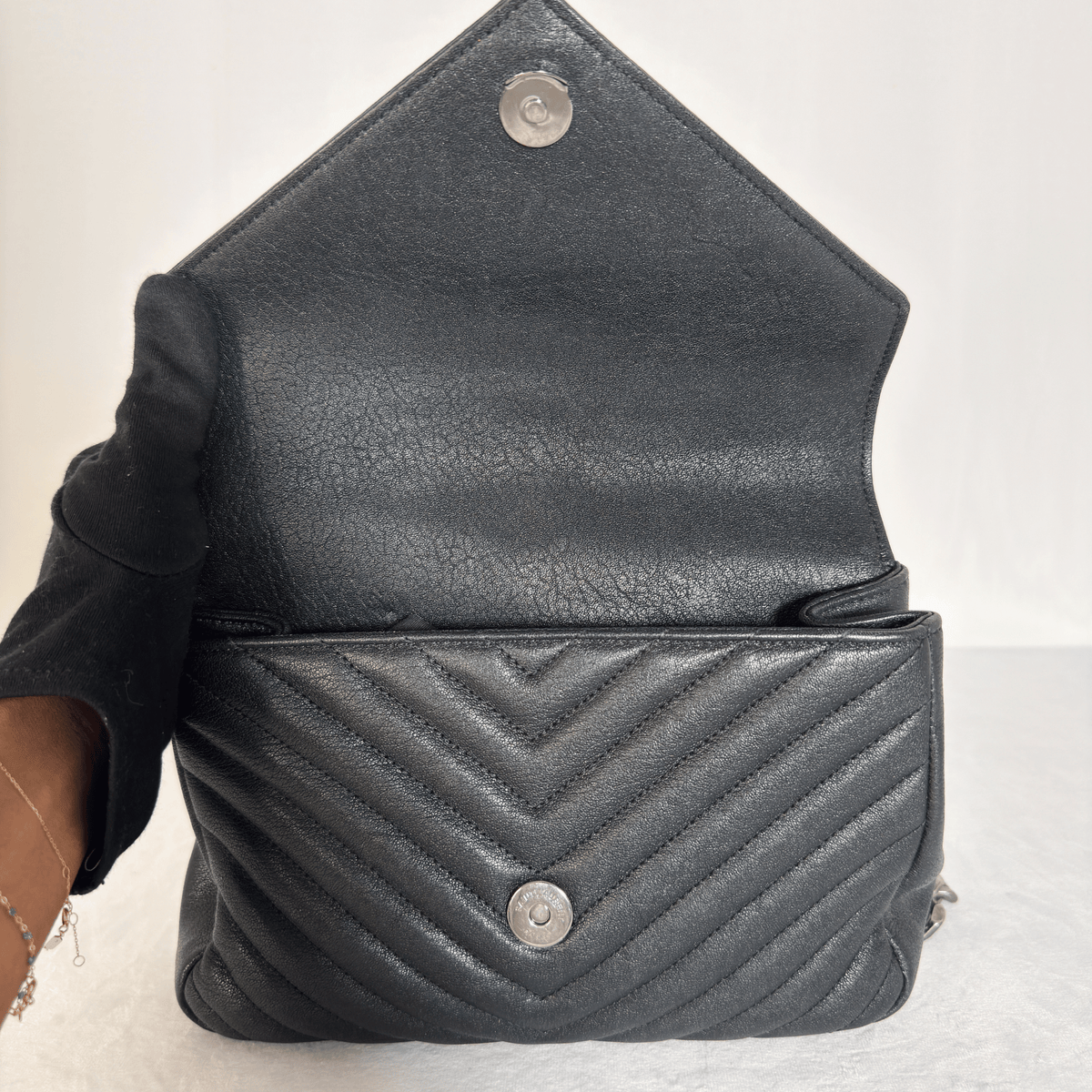 SAINT LAURENT - SAC COLLEGE MEDIUM - CUIR MATELASSE NOIR EFFET VIEILLI - QUINCAILLERIE ARGENT VIEILLI