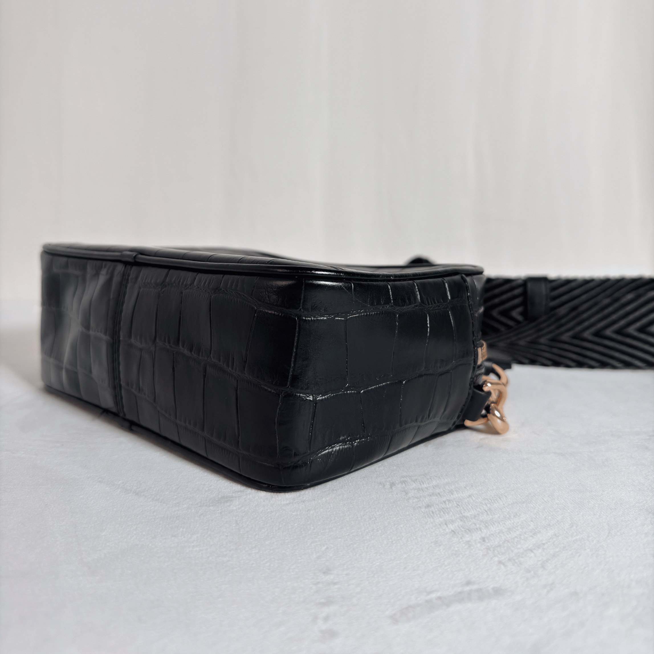 SAC BANDOULIERE MARC JACOBS THE FLASH - CUIR EMBOSSE CROCO NOIR/DORE
