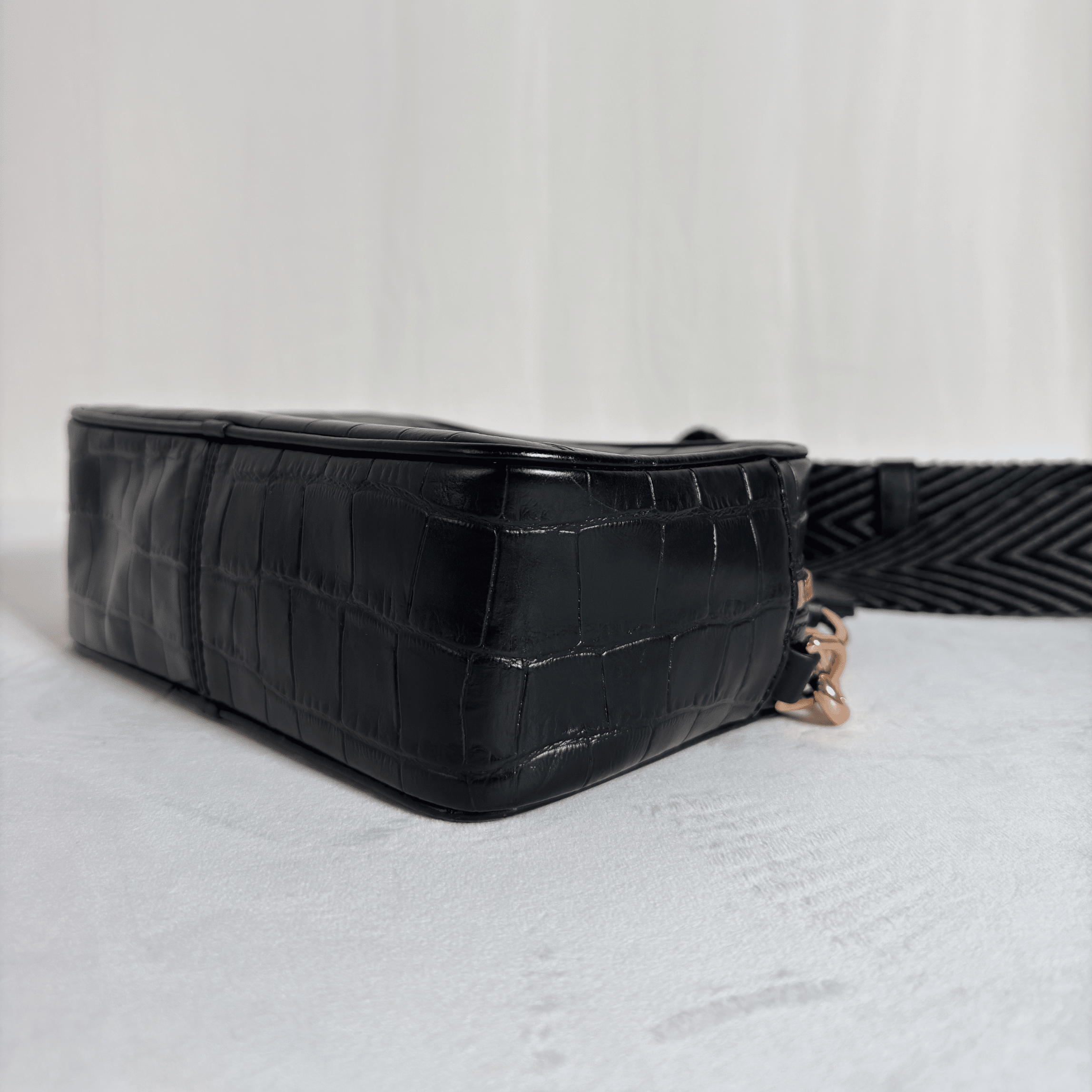 SAC BANDOULIERE MARC JACOBS THE FLASH - CUIR EMBOSSE CROCO NOIR/DORE - La Belle Boutique
