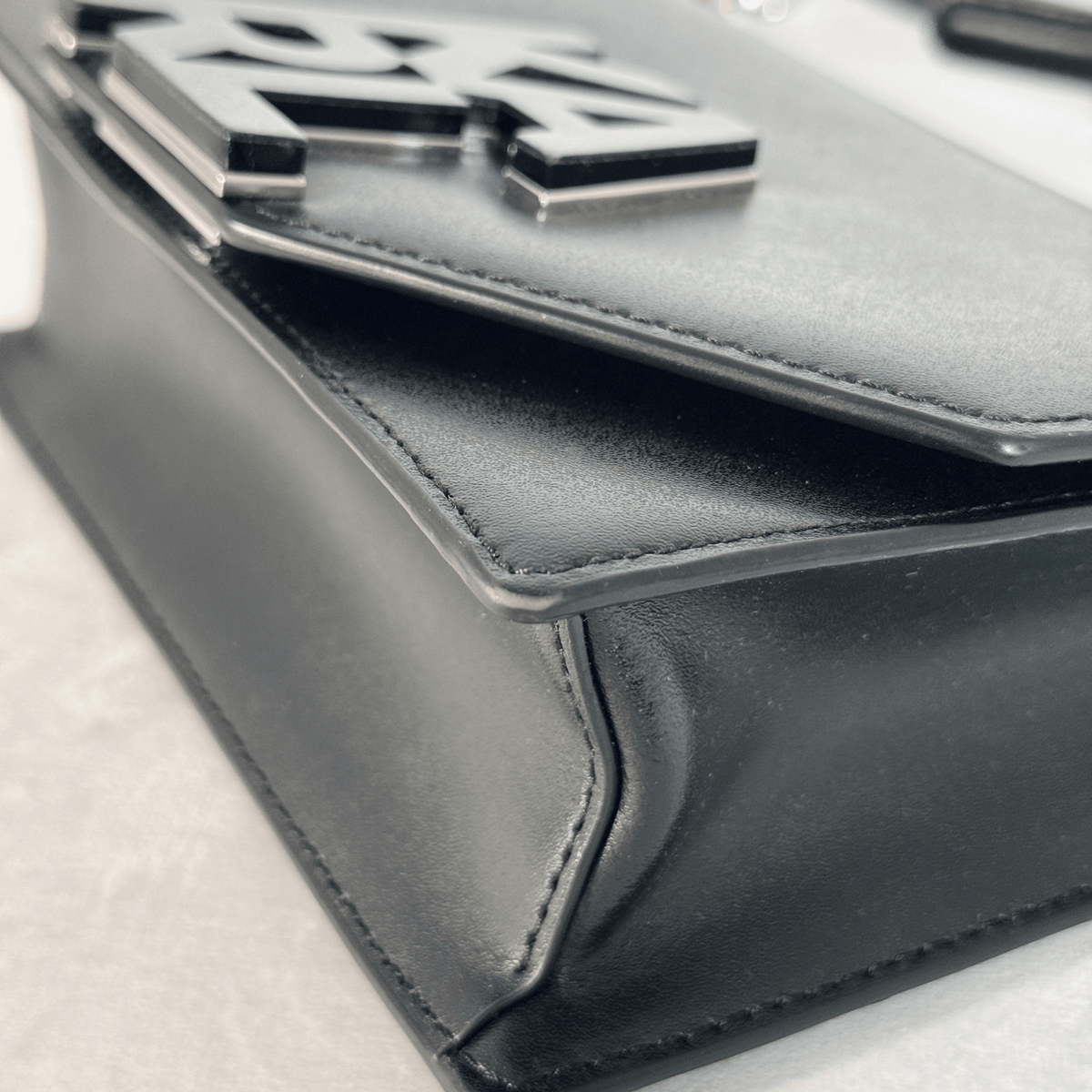 KARL LAGERFELD - SAC BANDOULIERE - CUIR LISSE NOIR - LOGO KARL PAILLETE