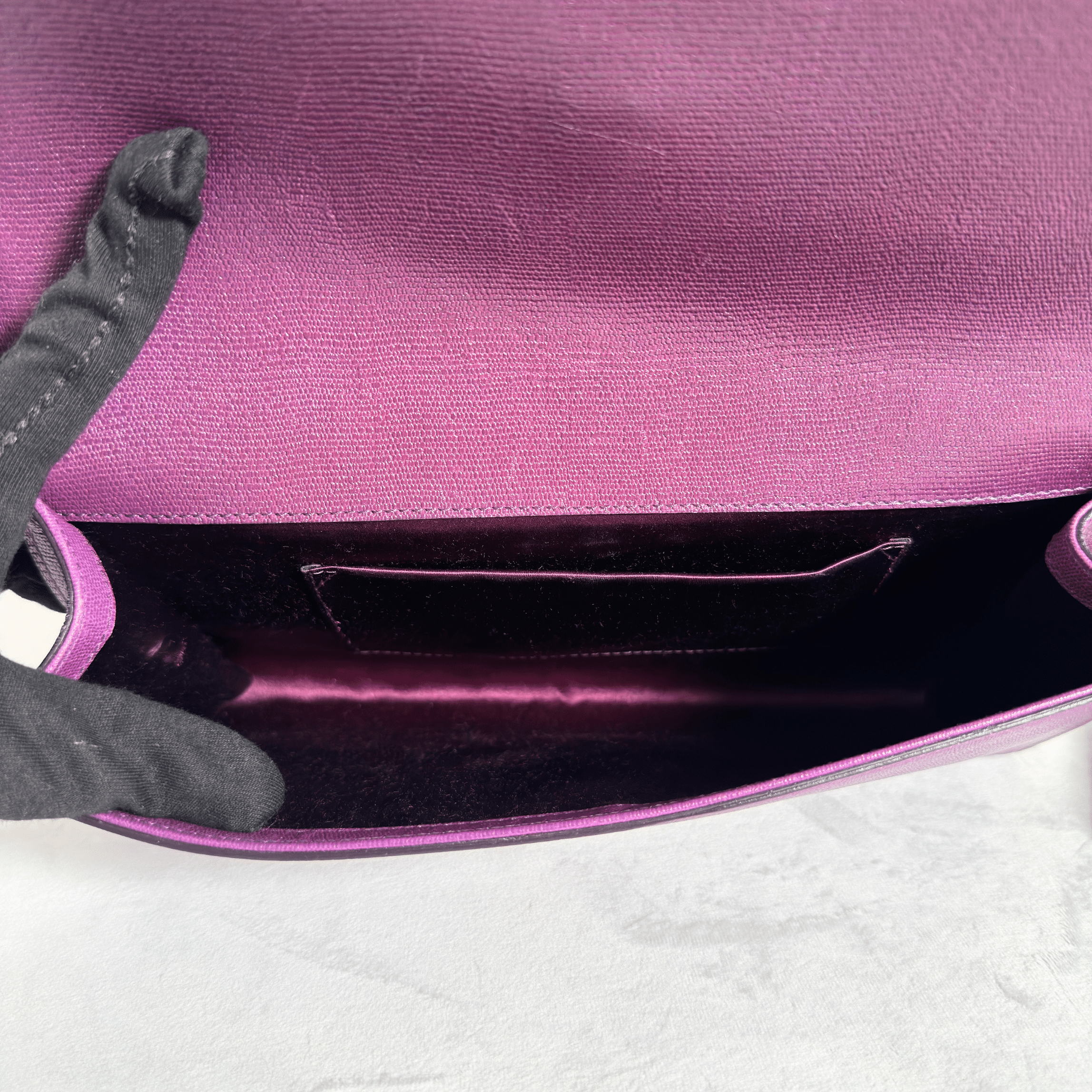 POCHETTE CLUTCH YVES SAINT LAURENT CHYC LIGNE Y - CUIR TEXTURE VIOLET - La Belle Boutique