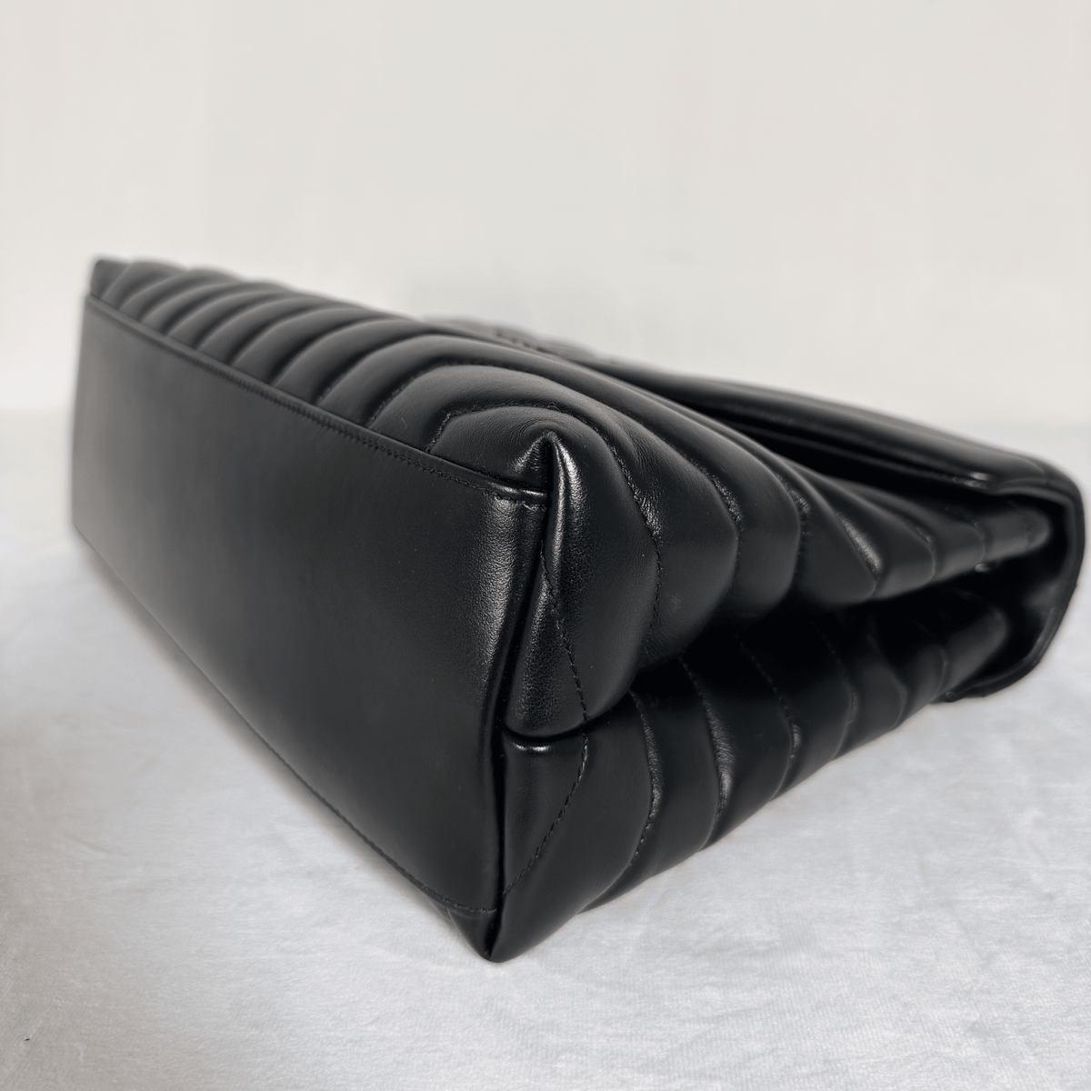 SAINT LAURENT - SAC LOULOU MOYEN - CUIR D'AGNEAU MATELASSÉ NOIR - BIJOUTERIE NOIRE - La Belle Boutique
