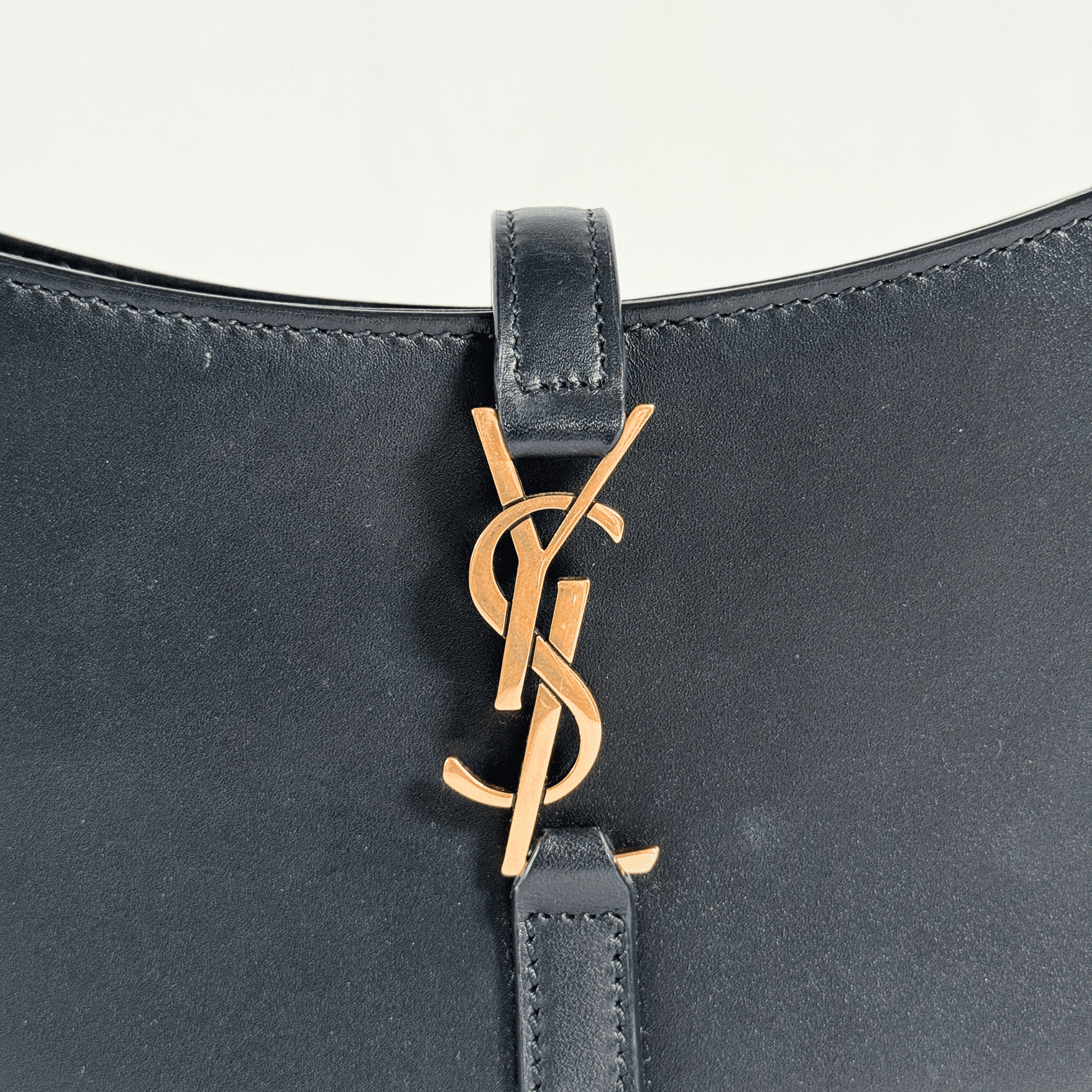 SAC A MAIN SAINT LAURENT LE 5 A 7 MINI - CUIR LISSE NOIR, CASSANDRE DOREE - La Belle Boutique