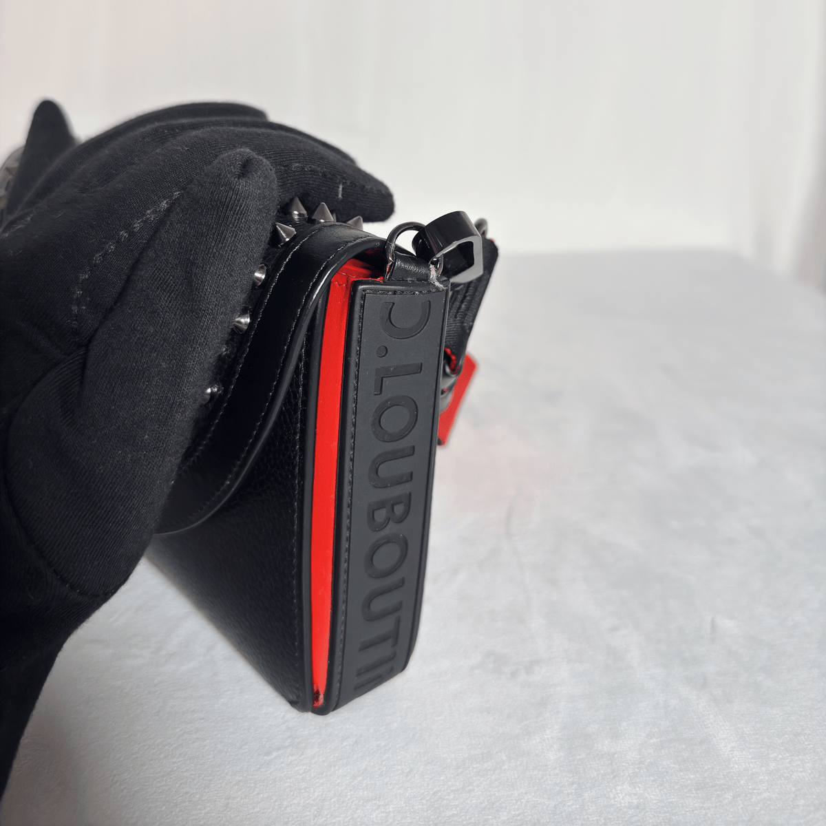 CHRISTIAN LOUBOUTIN - WALLET ON CHAIN EXPLORAFUNK - CUIR GRAINÉ NOIR ET SPIKES