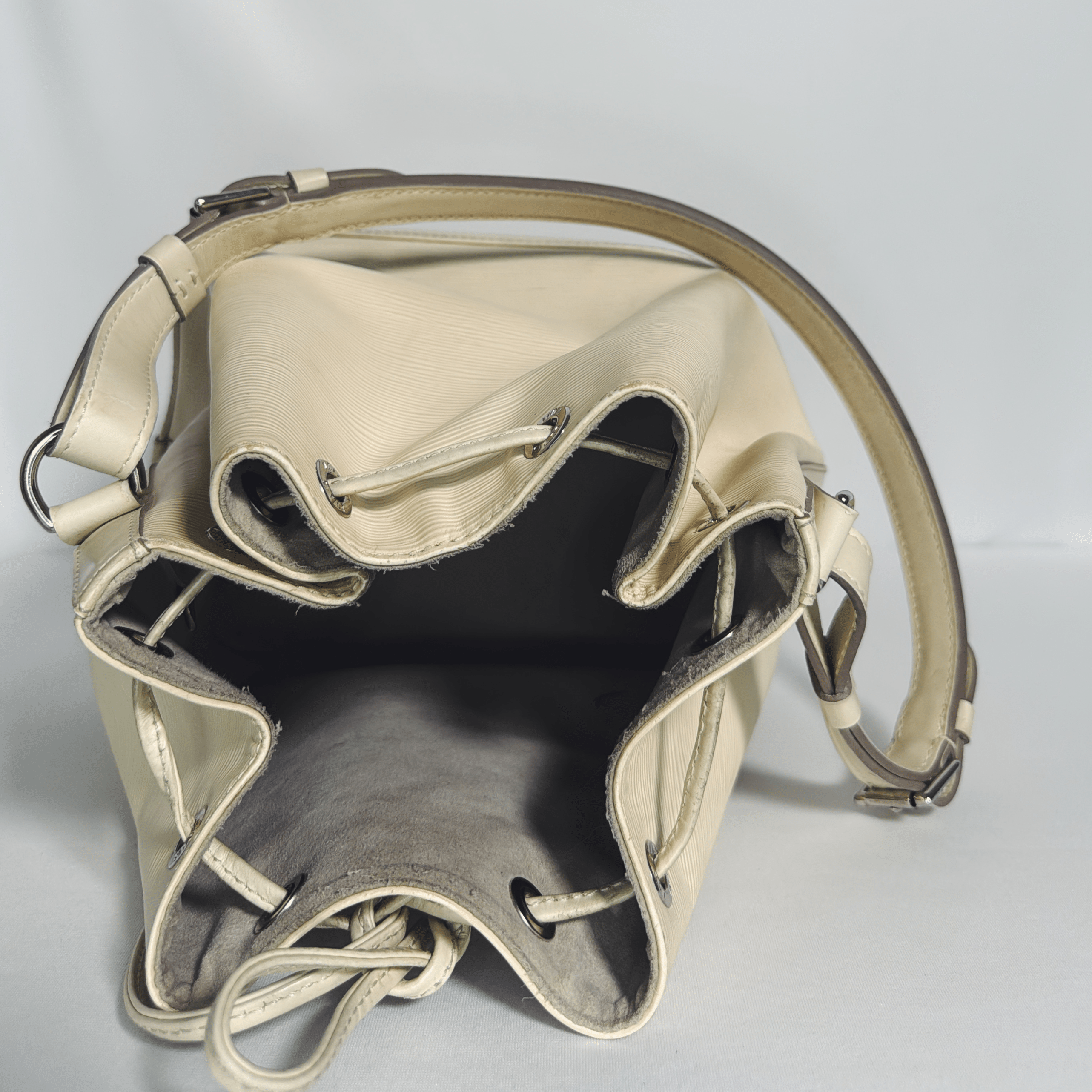 Louis Vuitton Noé GM en cuir Épi beige vanille vintage - La Belle Boutique