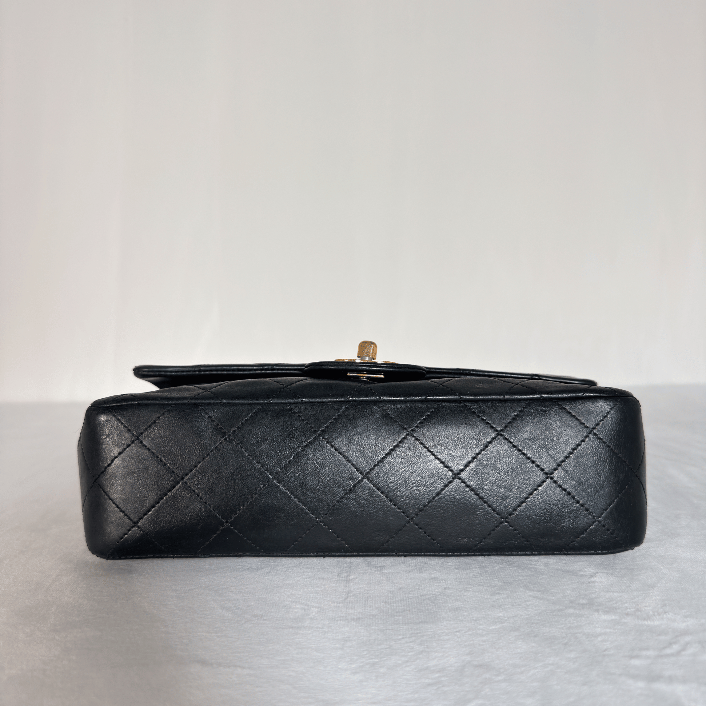 CHANEL - CLASSIQUE TIMELESS SMALL 23 - CUIR AGNEAU NOIR - QUINCAILLERIE DORÉE