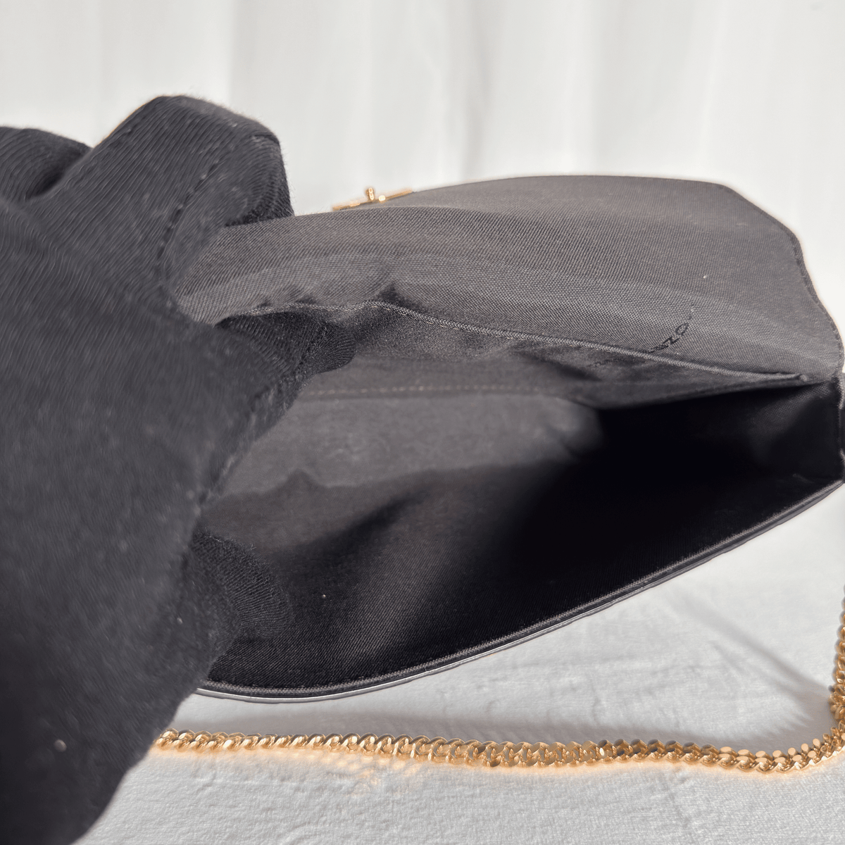 FENDI - POCHETTE WALLET ON CHAIN CUIR NAPPA EMBOSSÉ FF NOIR/TABAC - La Belle Boutique