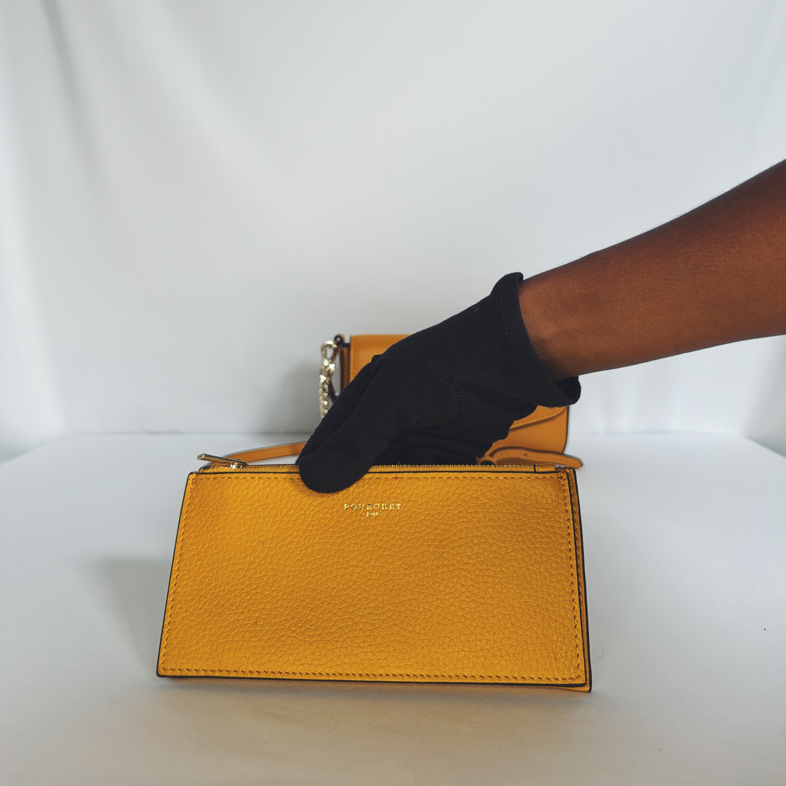 Sac pochette Pourchet Le Club safran en cuir grainé