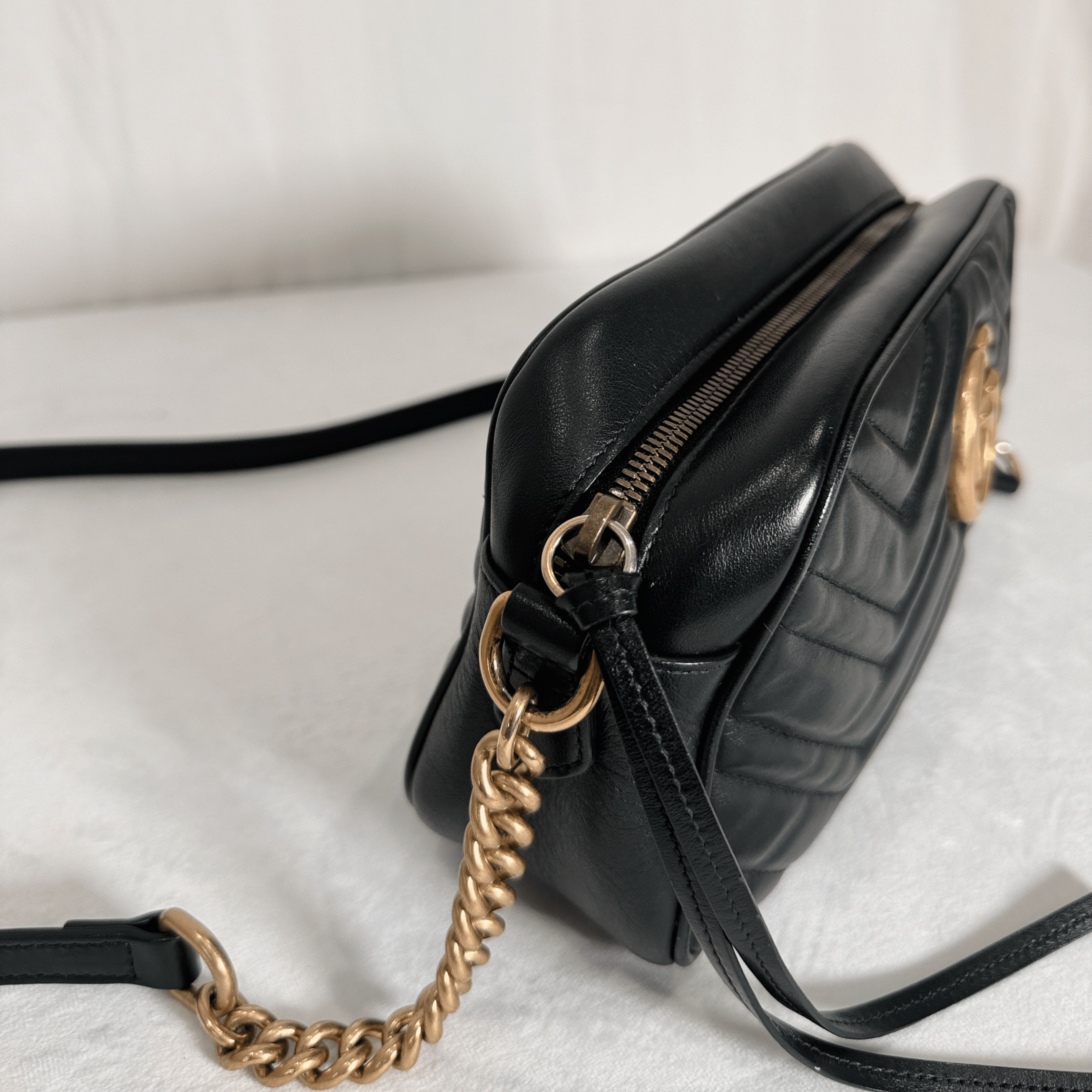 SAC GUCCI GG MARMONT CAMERA BAG SMALL EN CUIR MATELASSÉ NOIR