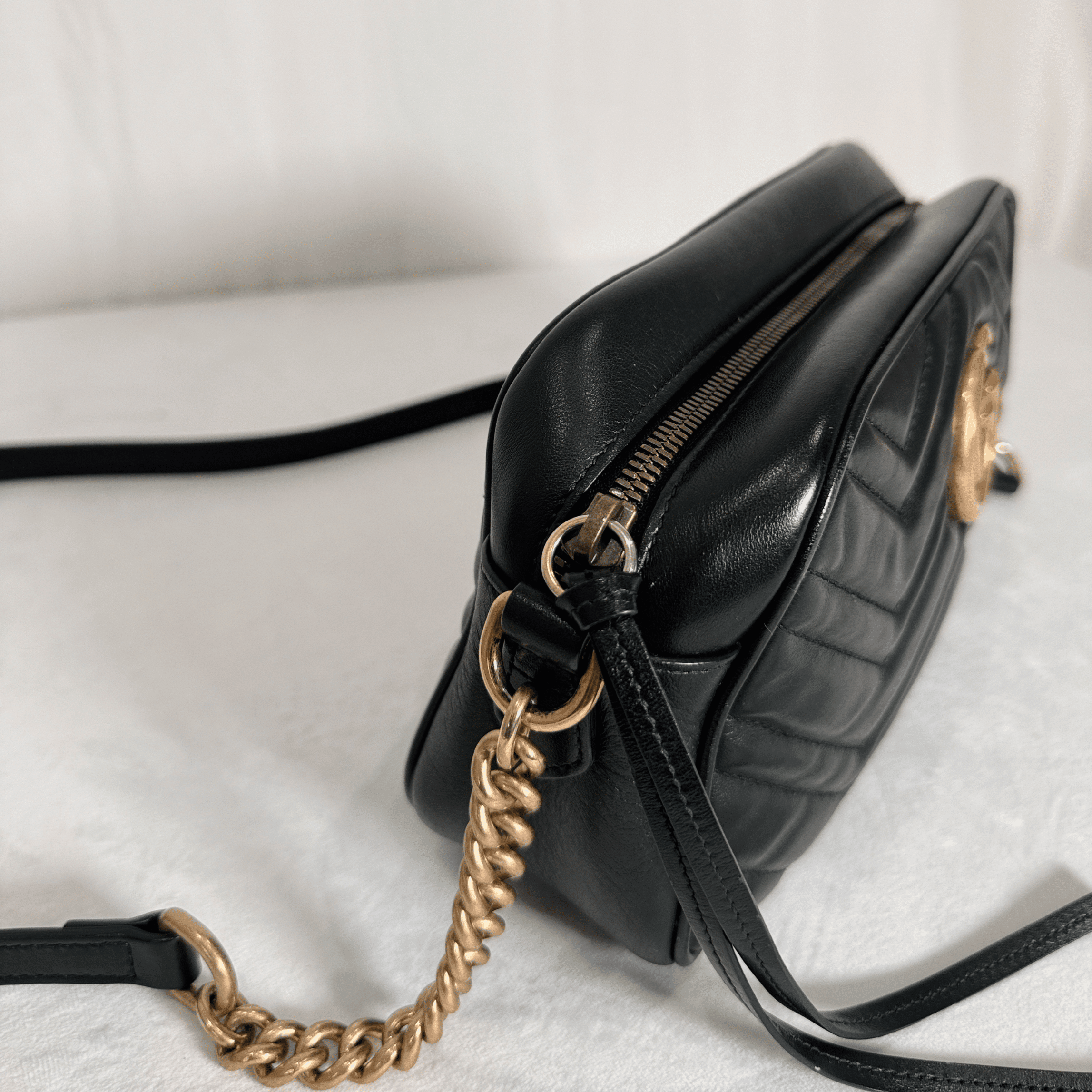 SAC GUCCI GG MARMONT CAMERA BAG SMALL EN CUIR MATELASSÉ NOIR - La Belle Boutique