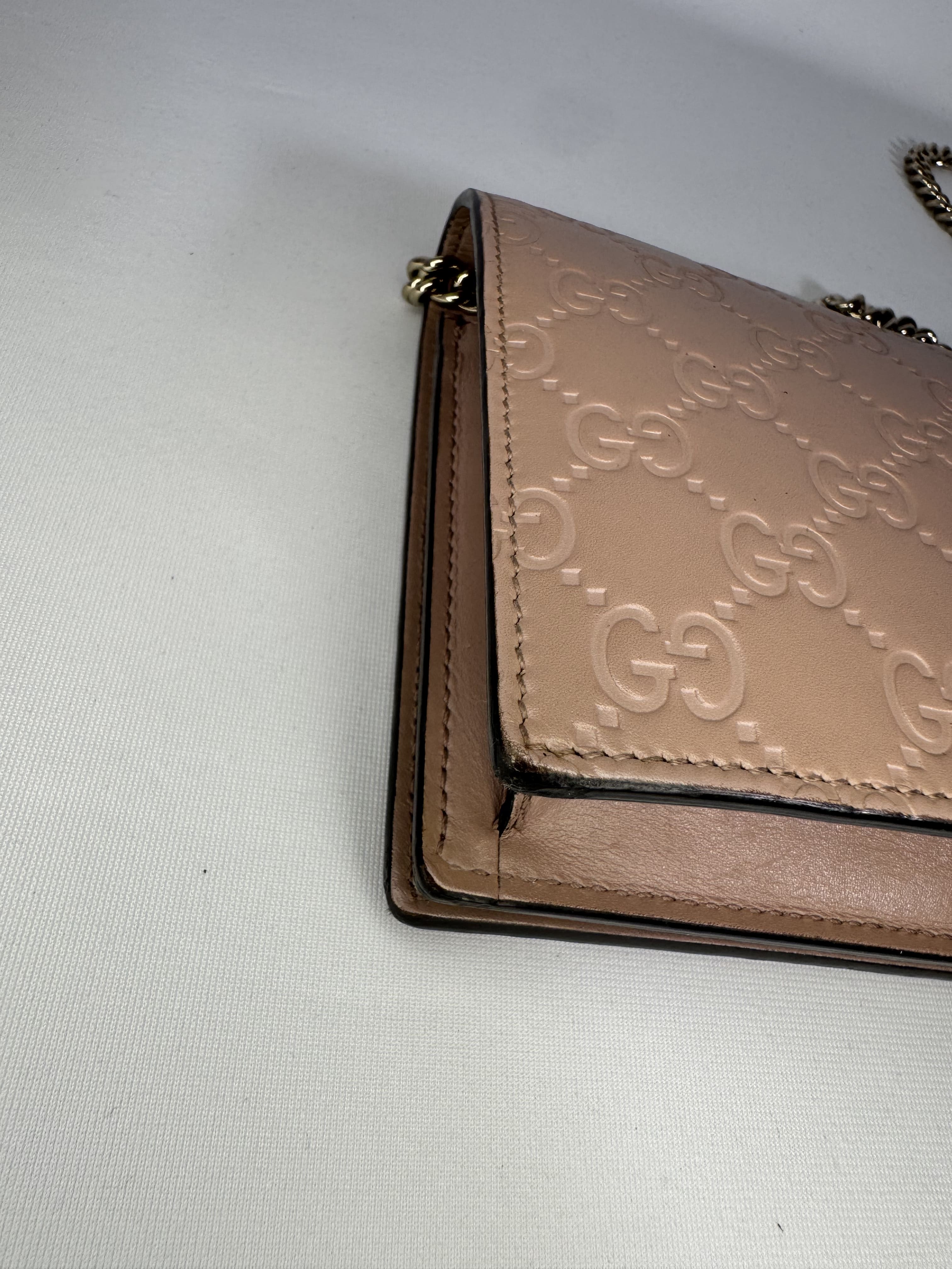 Pochette Wallet on Chain Gucci – Cuir embossé Guccissima rose nude