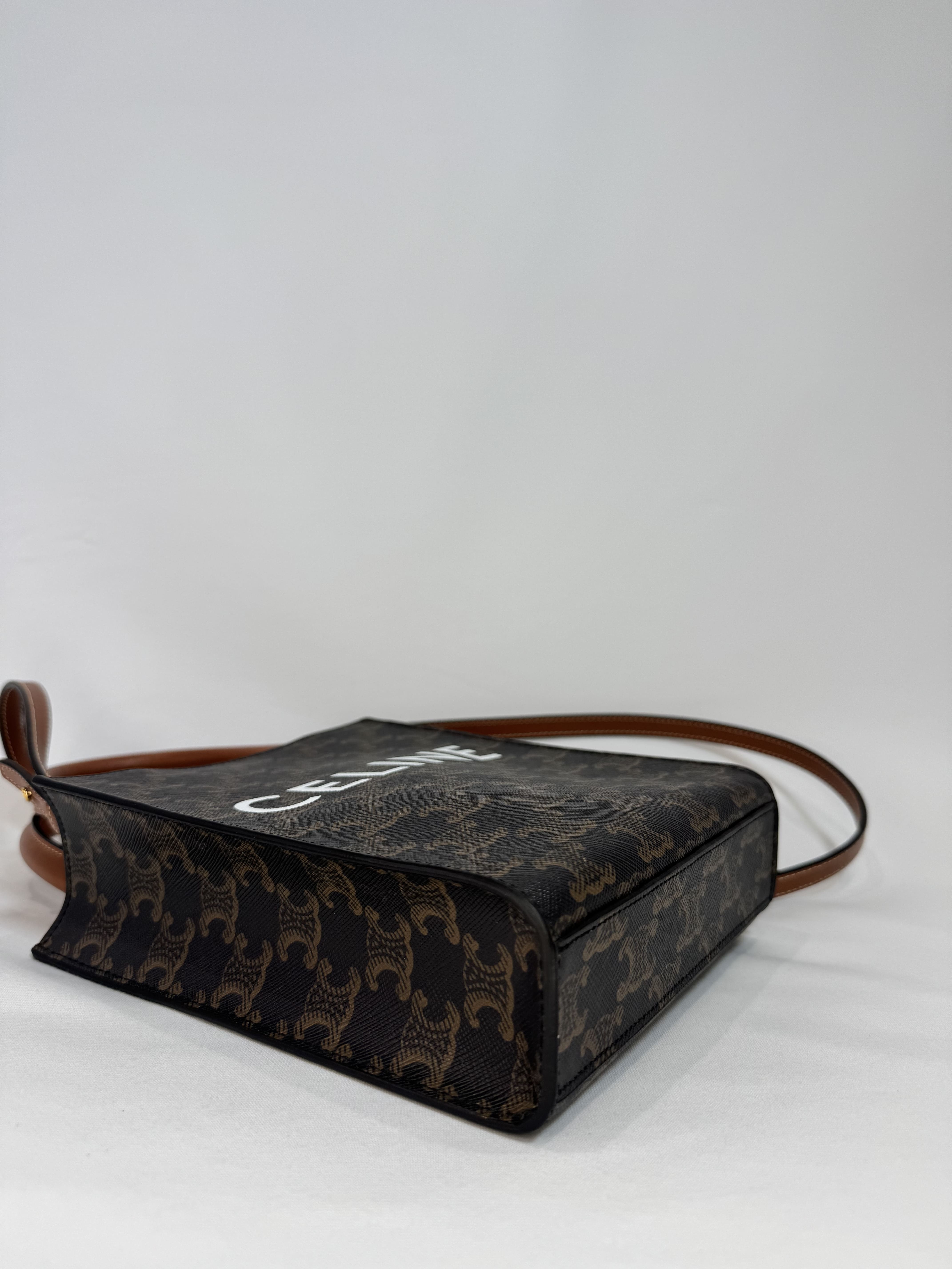 Cabas vertical mini Céline – Toile Triomphe imprimé signature