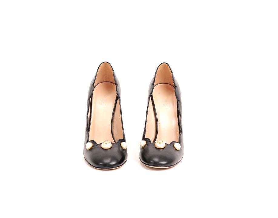 Escarpins bout rond en cuir noir Gucci avec détail GG et perles - La Belle Boutique