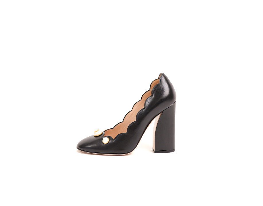 Escarpins bout rond en cuir noir Gucci avec détail GG et perles - La Belle Boutique