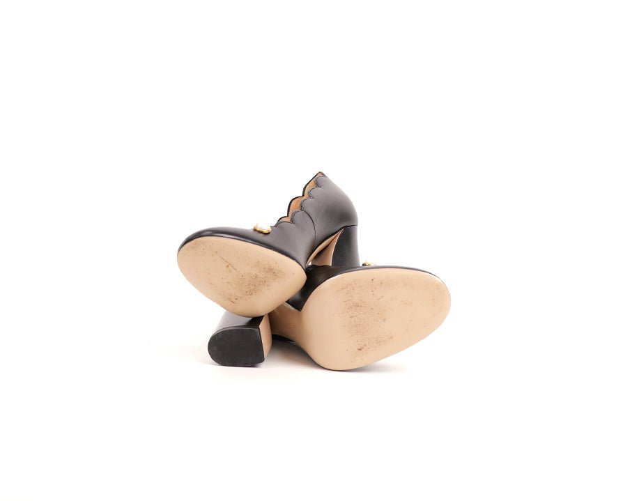 Escarpins bout rond en cuir noir Gucci avec détail GG et perles - La Belle Boutique