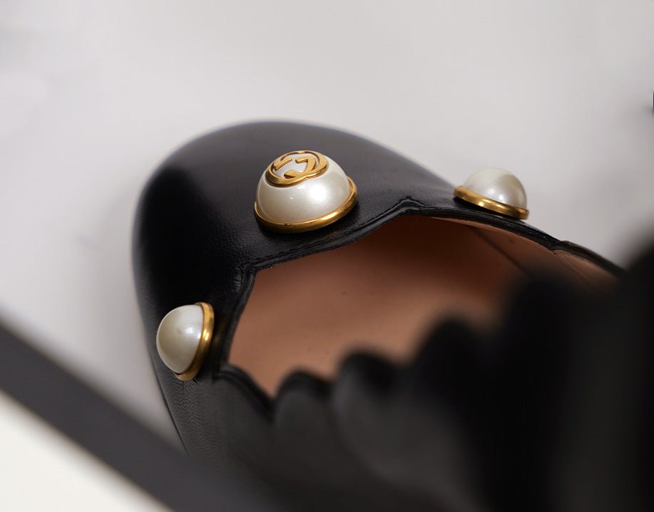 Escarpins bout rond en cuir noir Gucci avec détail GG et perles - La Belle Boutique