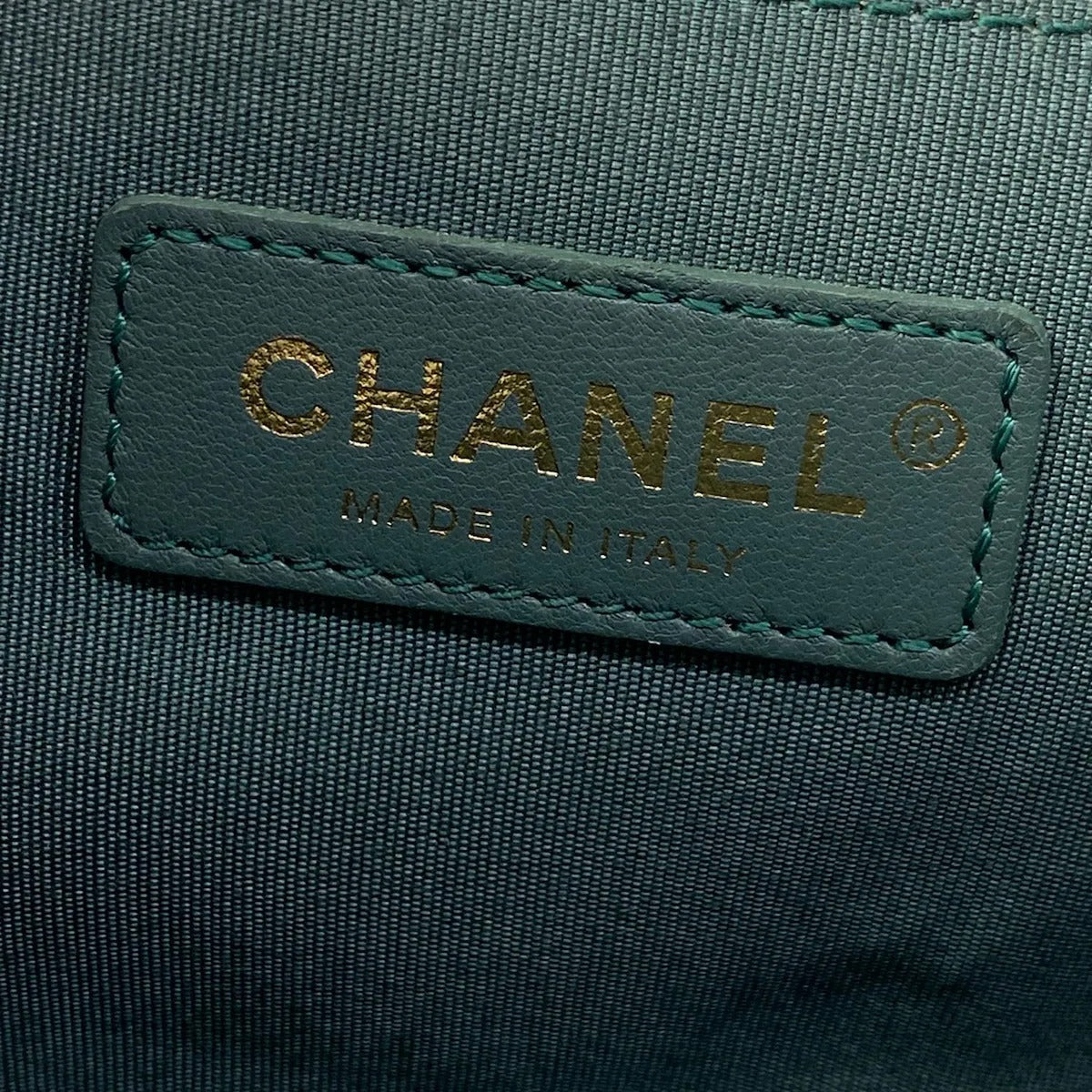 CHANEL - BOY MEDIUM - CUIR AGNEAU MATELASSÉ VERT SAPIN
