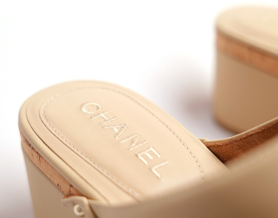 Sabots cuir beige Chanel