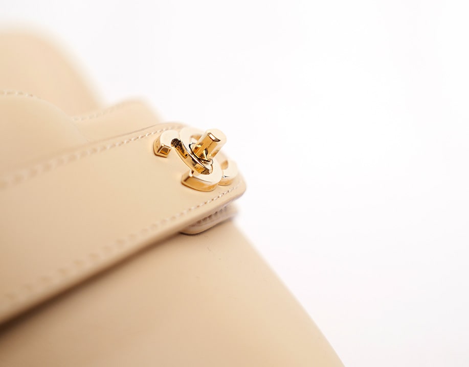 Sabots cuir beige Chanel